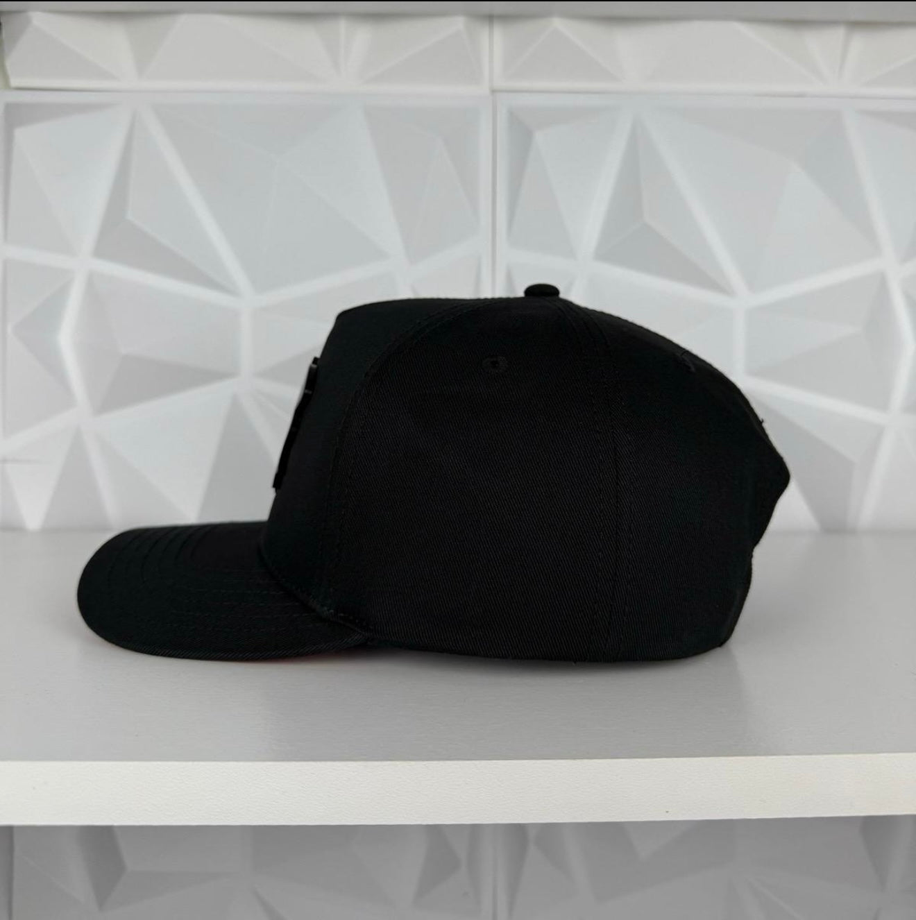 Black Panter Plate SnapBack Gorra- Negra/Roja