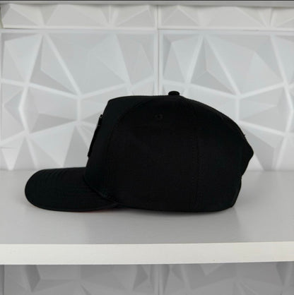 Black Panter Plate SnapBack Gorra- Negra/Roja