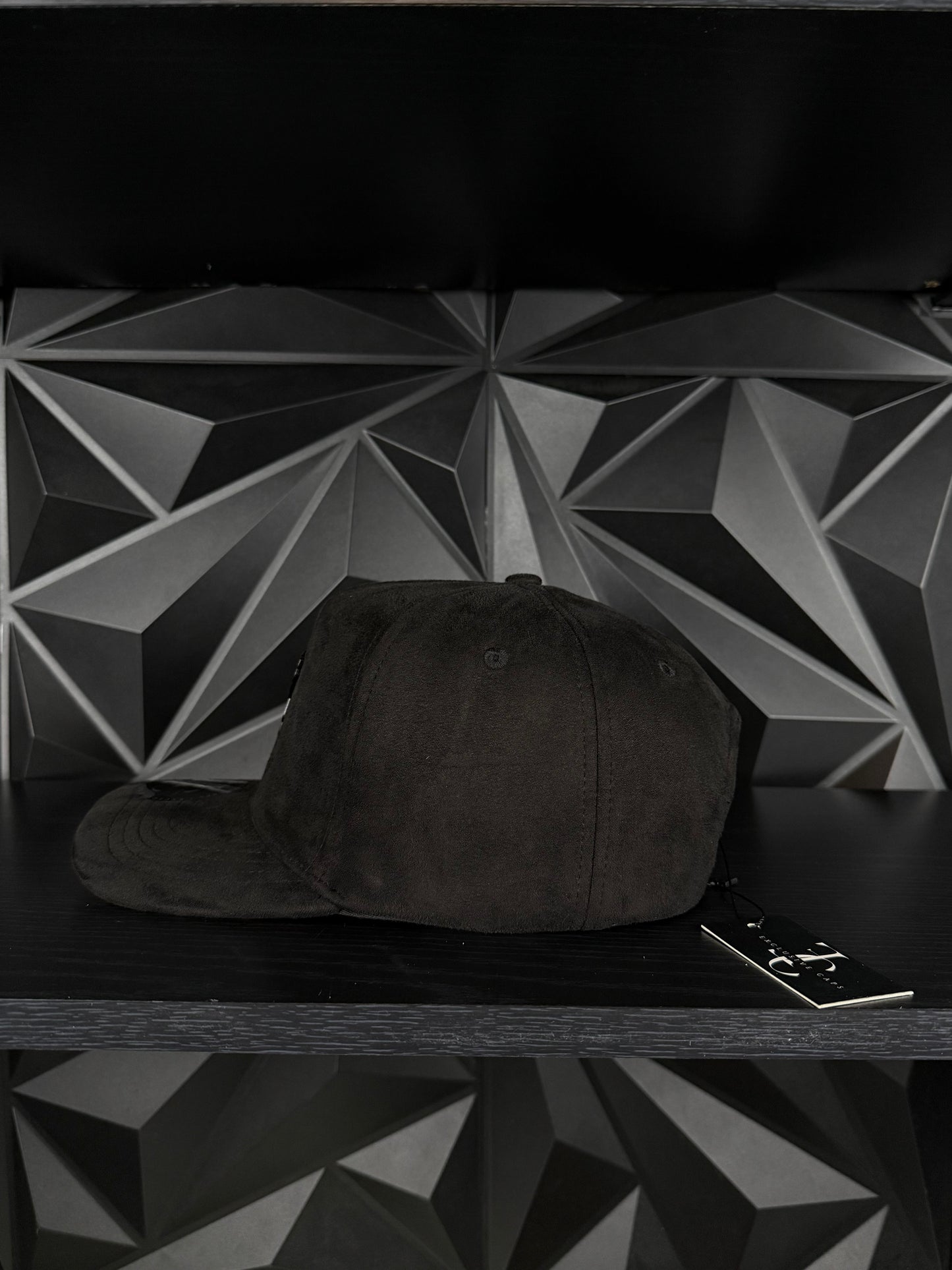 Chino 5.7 SnapBack hat-black/red suede
