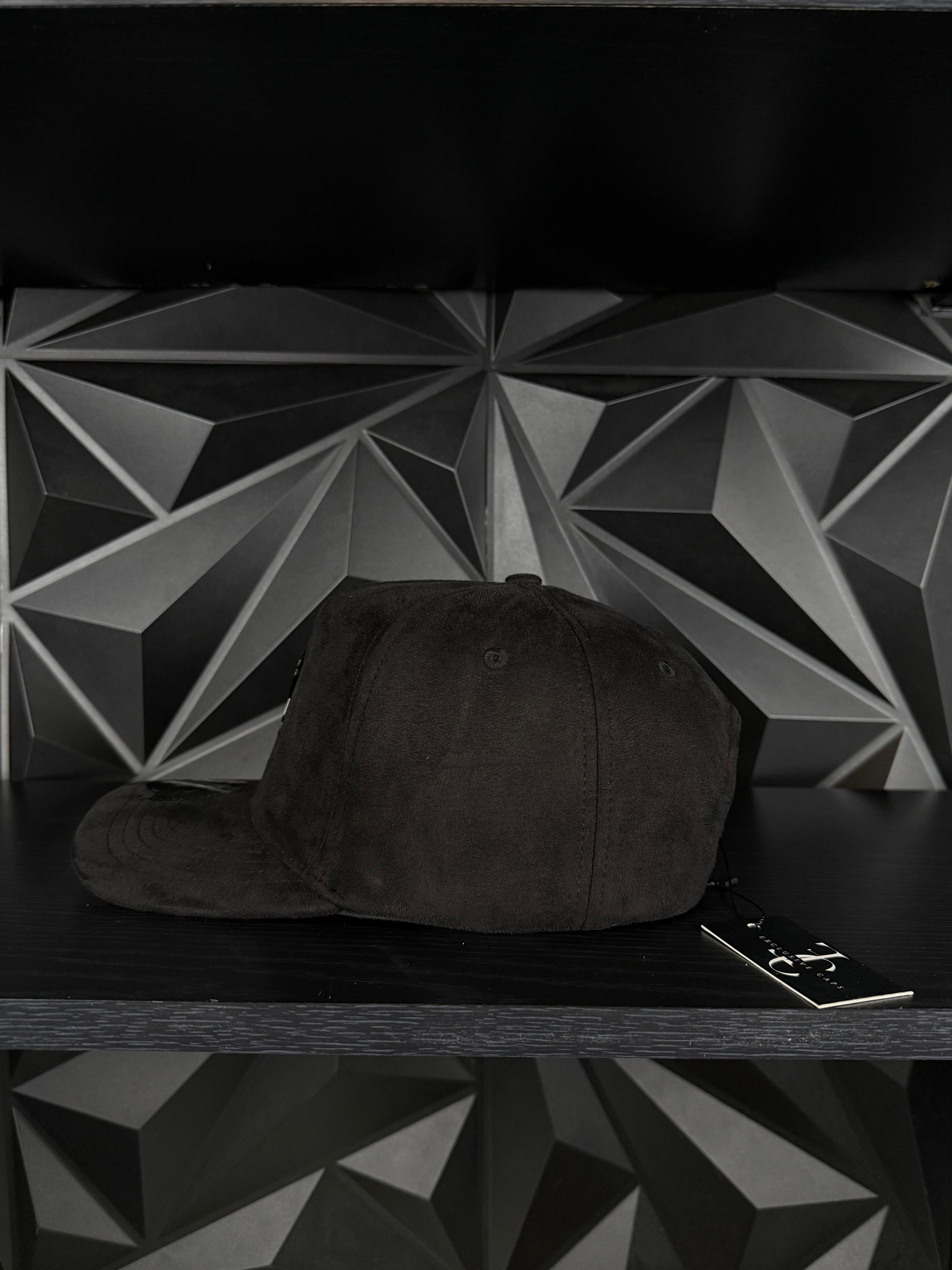 Chino 5.7 SnapBack hat-black/red suede