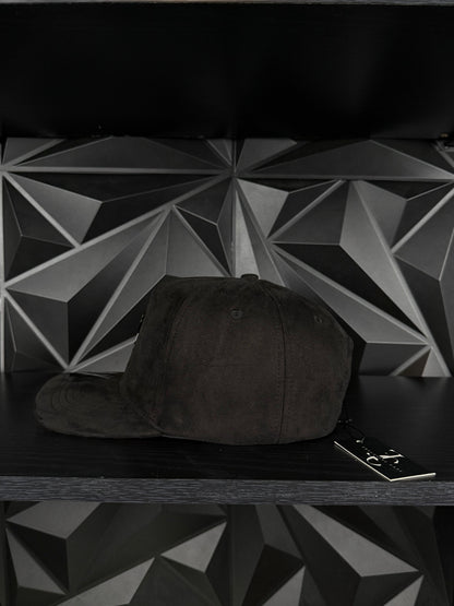 Chino 5.7 SnapBack hat-black/red suede
