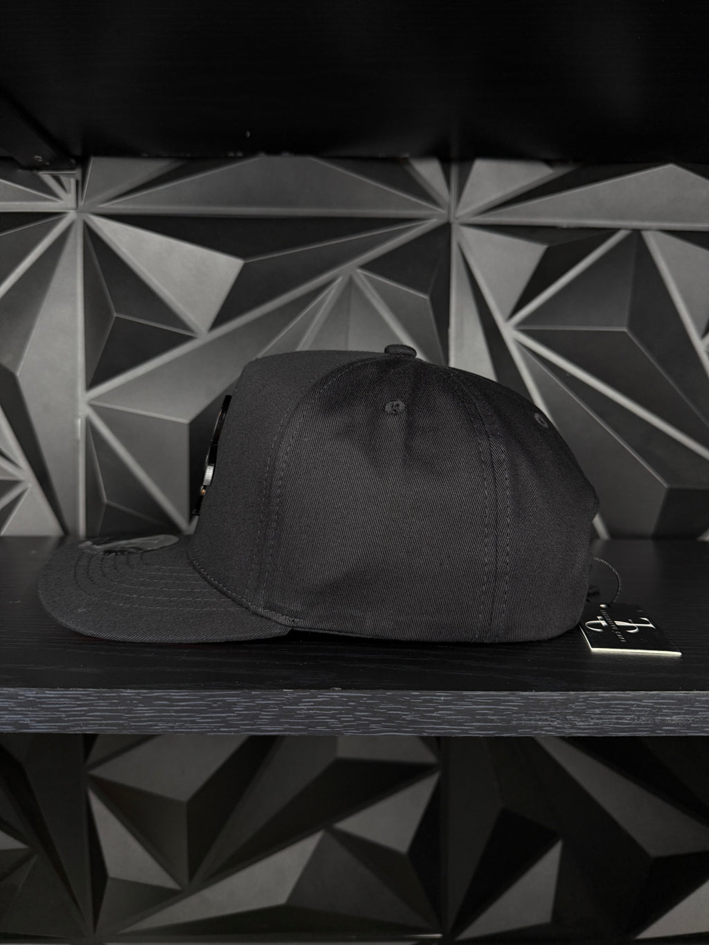 Virus plate SnapBack hat-black/red