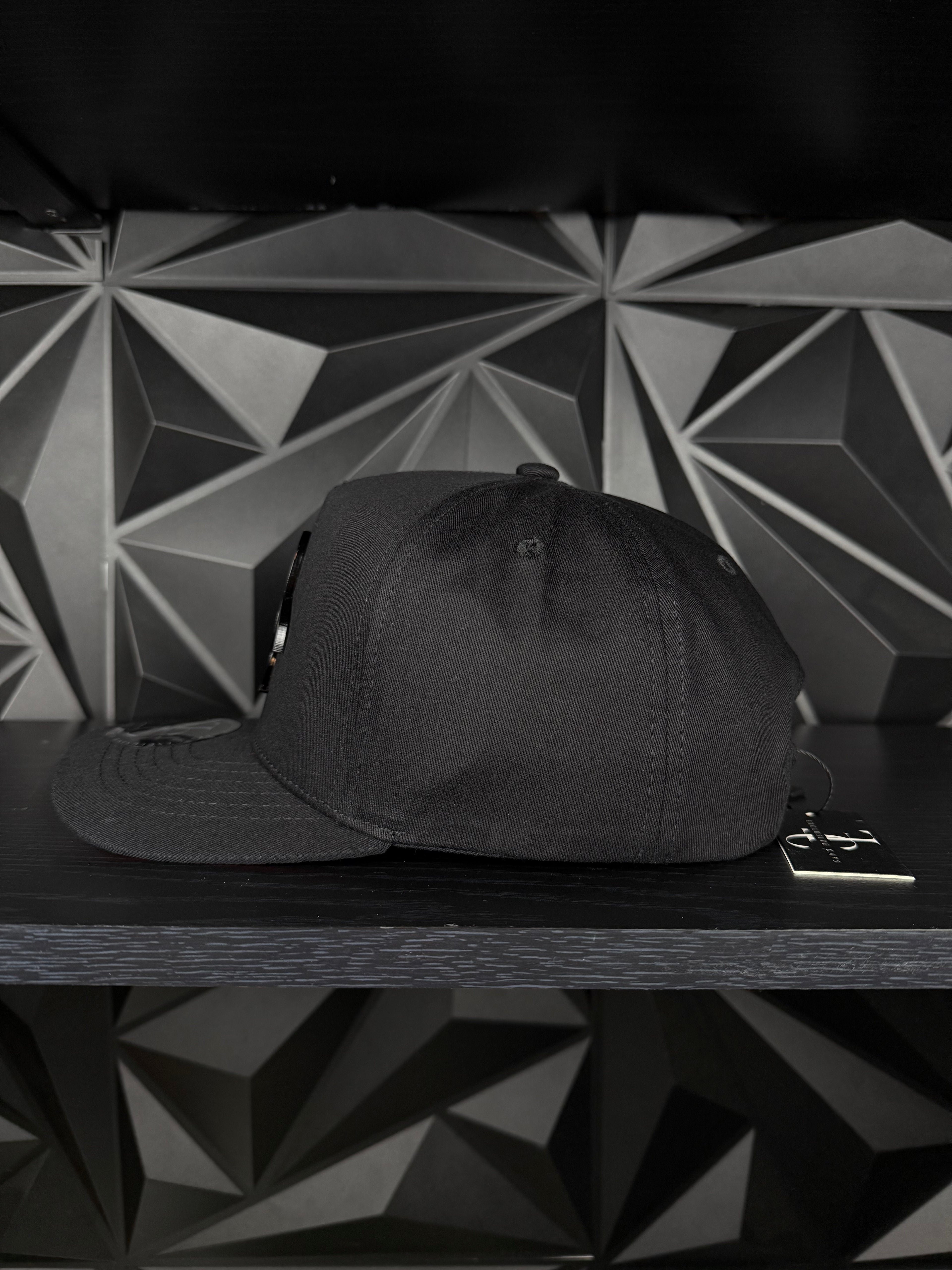 Virus plate SnapBack hat-black/red