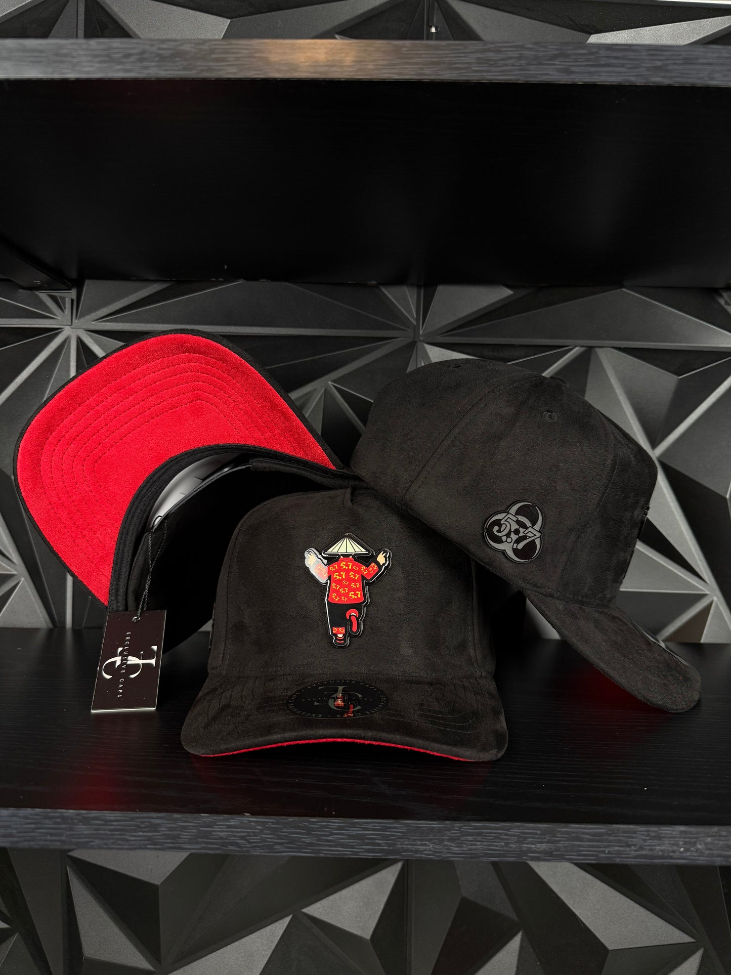 Chino 5.7 SnapBack hat-black/red suede