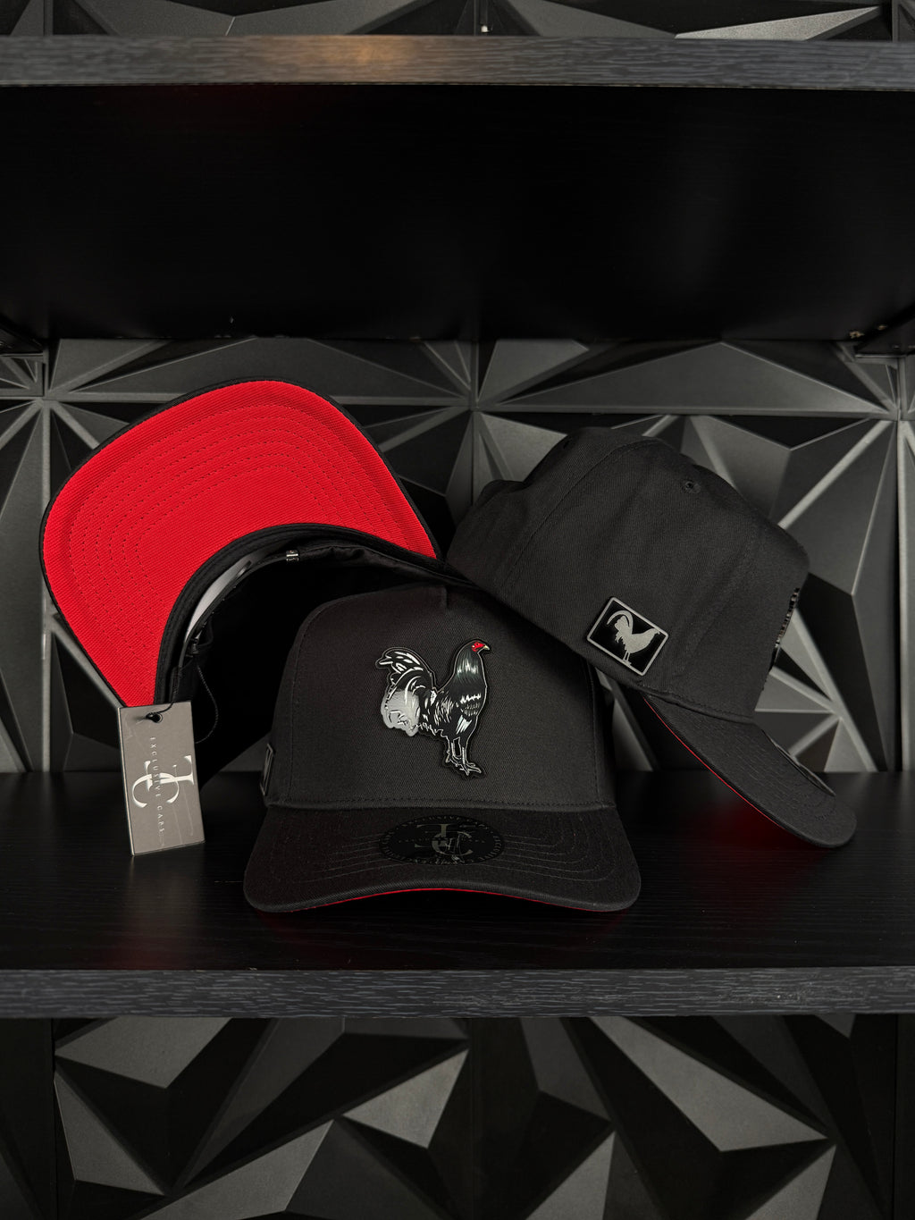 Exclusive Caps Gallo Negro SnapBack Hat - Black/Red