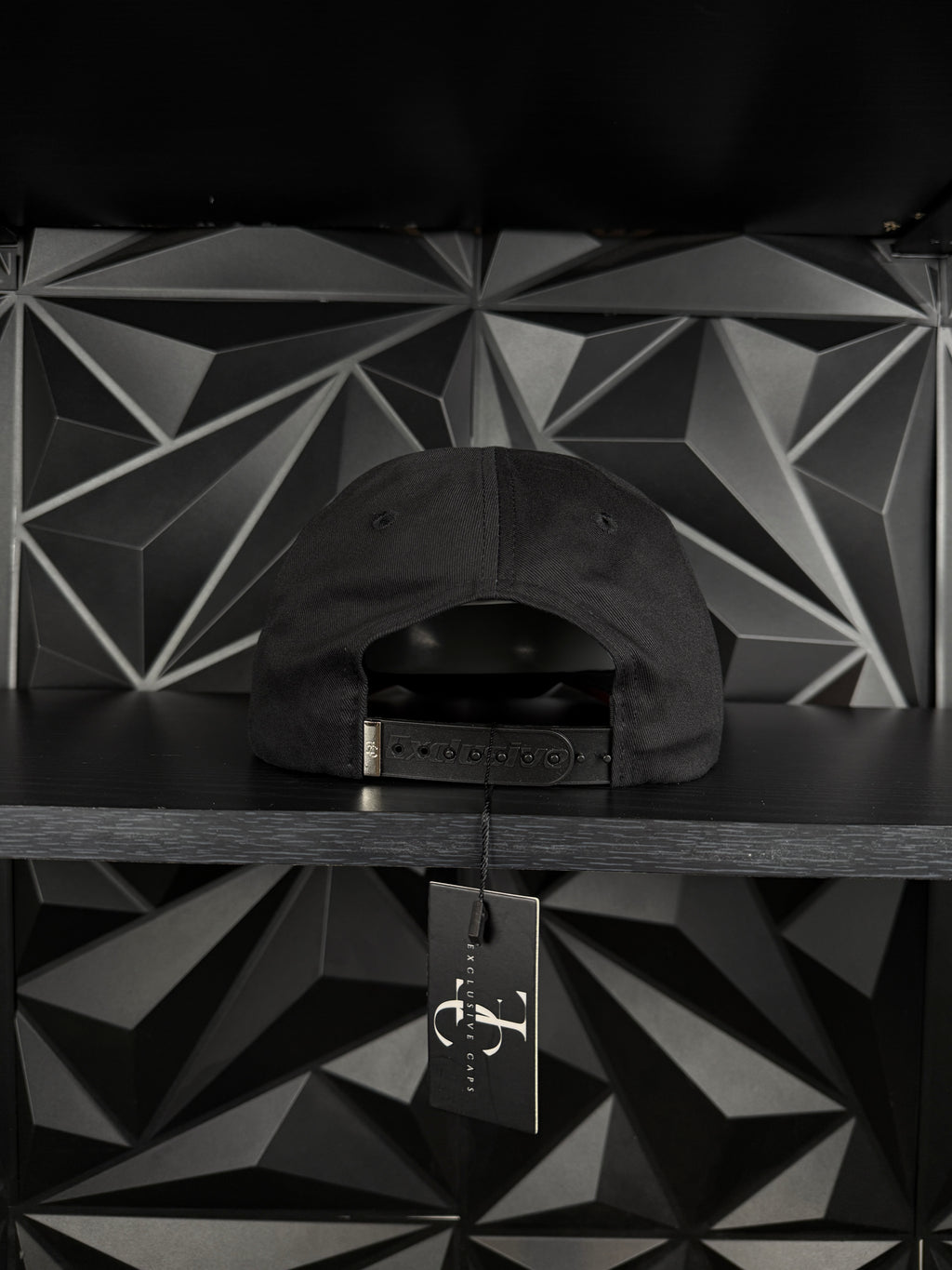 Exclusive Caps Gallo Negro SnapBack Hat - Black/Red