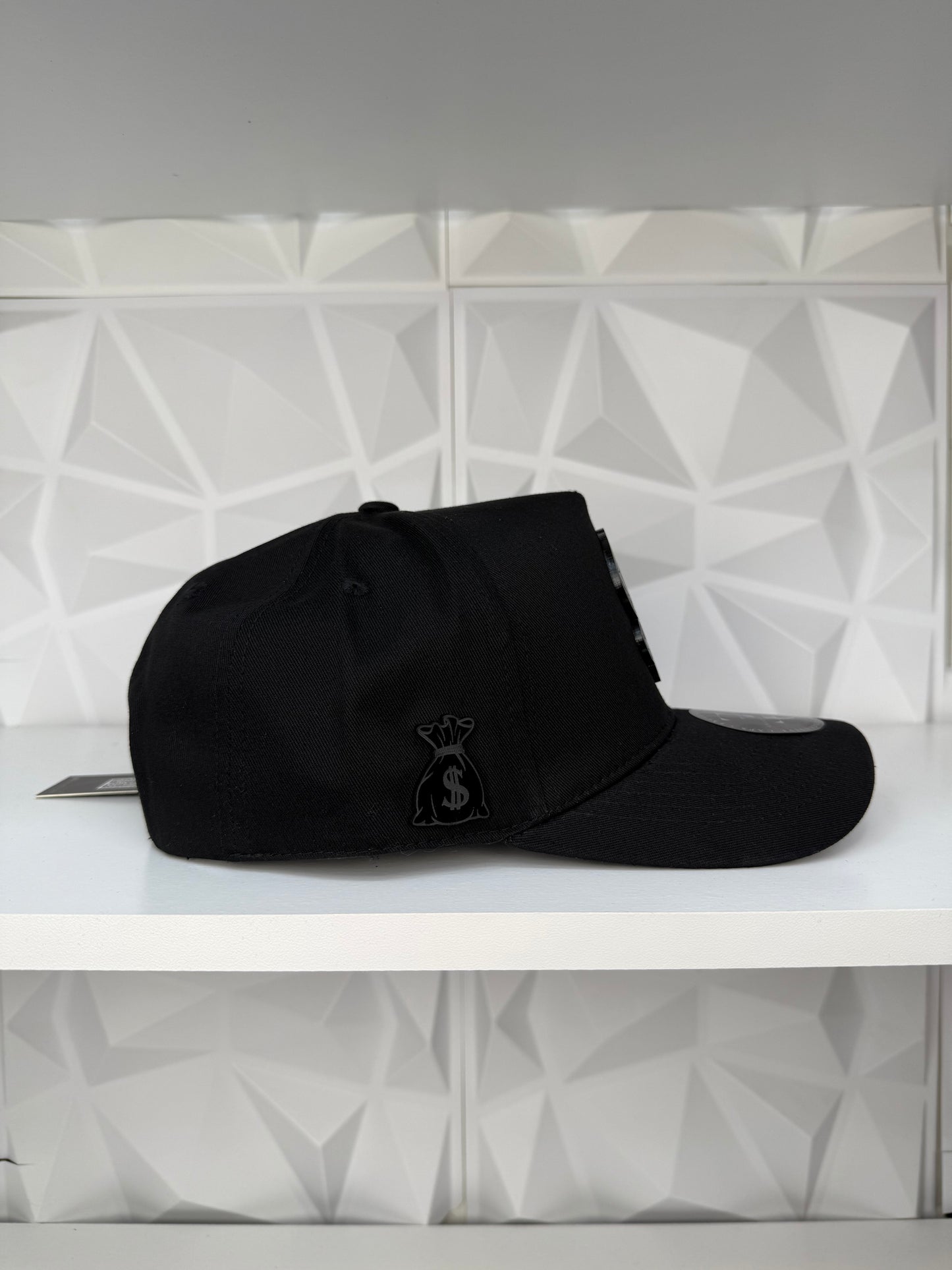 Signo De Dinero Placa SnapBack Gorra- Negro