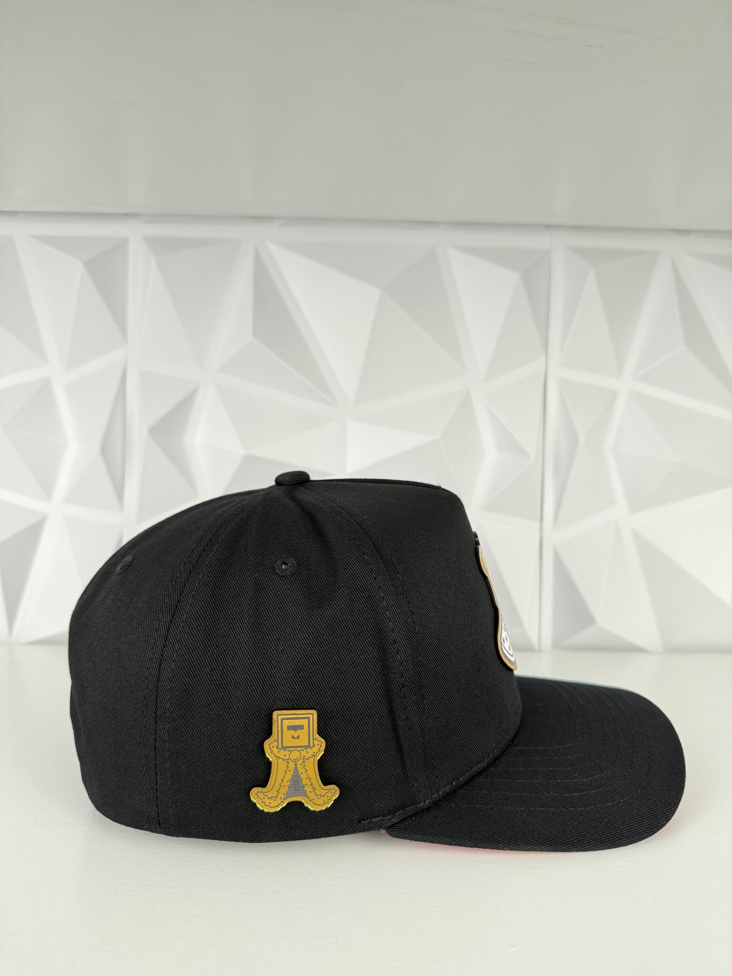 El Rey Placa SnapBack Gorra- Negra/Roja