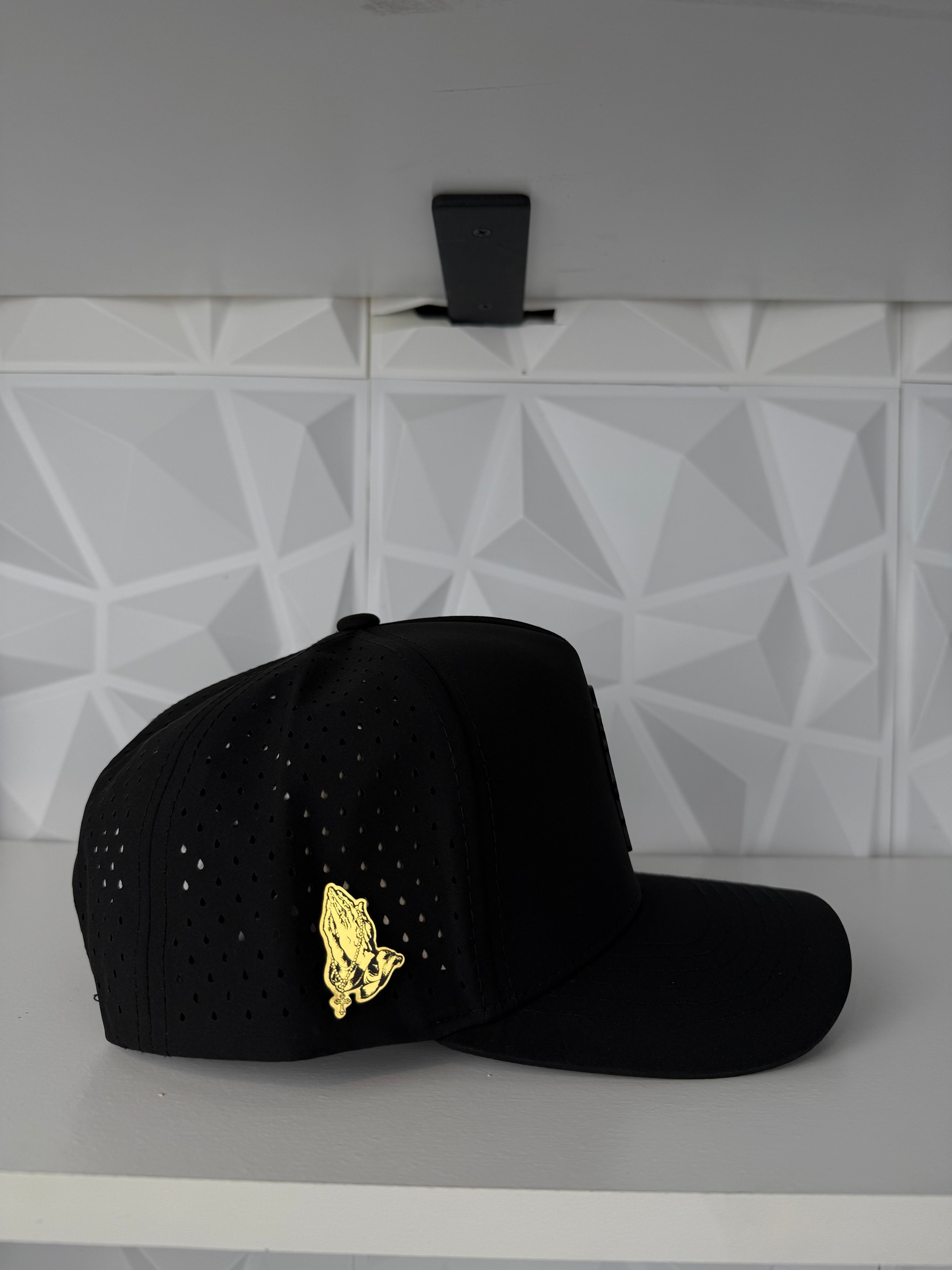 San Judas Placa Dorada SnapBack Gorra-Negra hydro