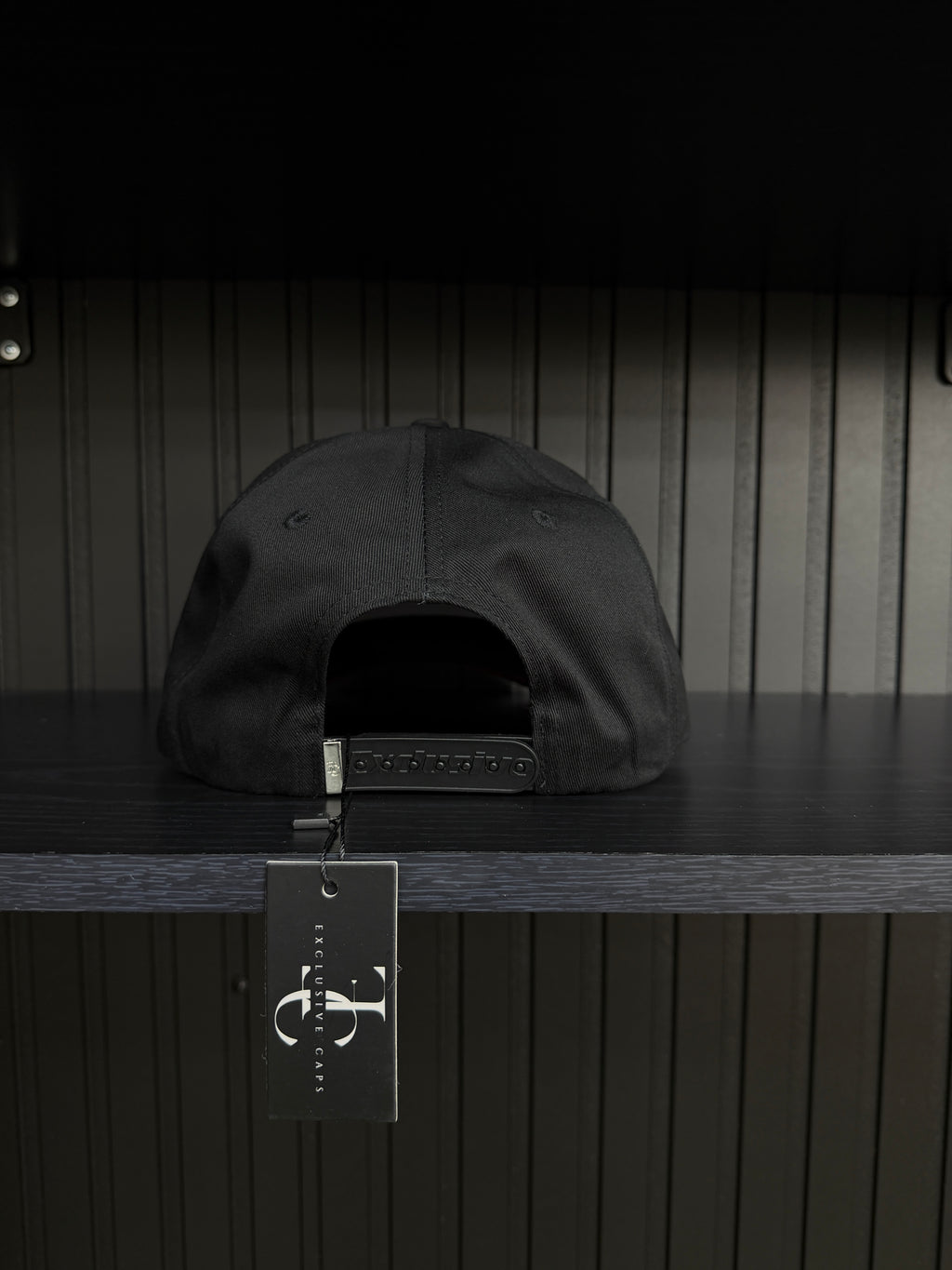 Exclusive Caps El Malo del Cuento Plate SnapBack Hat-Black/Red cotton