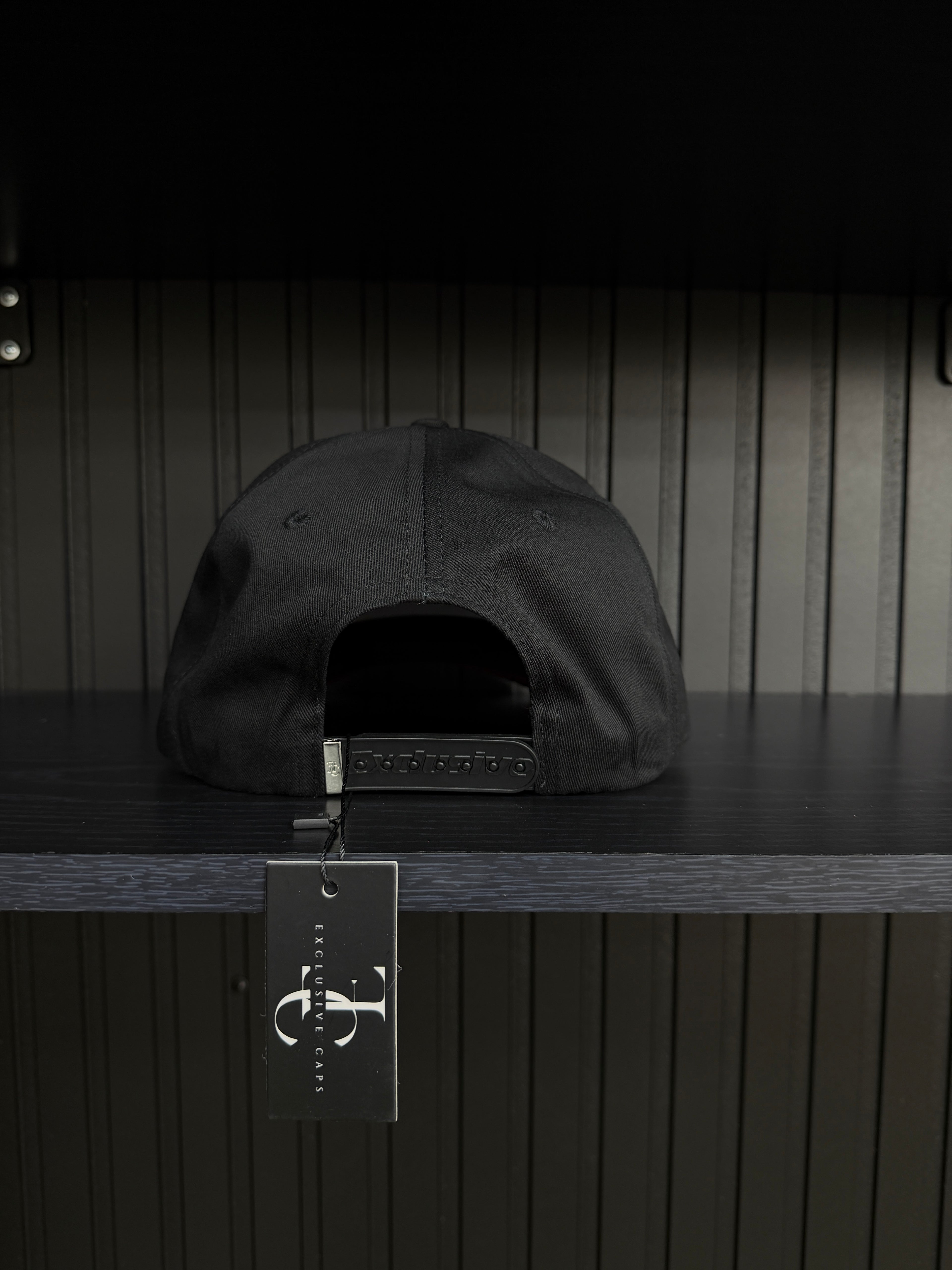 Exclusive Caps El Malo del Cuento Plate SnapBack Hat-Black/Red cotton