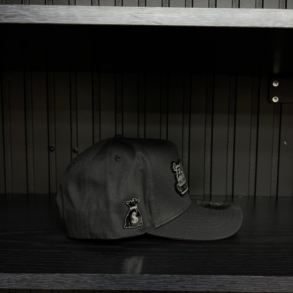 El Dinero se Vuelve a Ganar SnapBack Hat-Negra vicera Roja