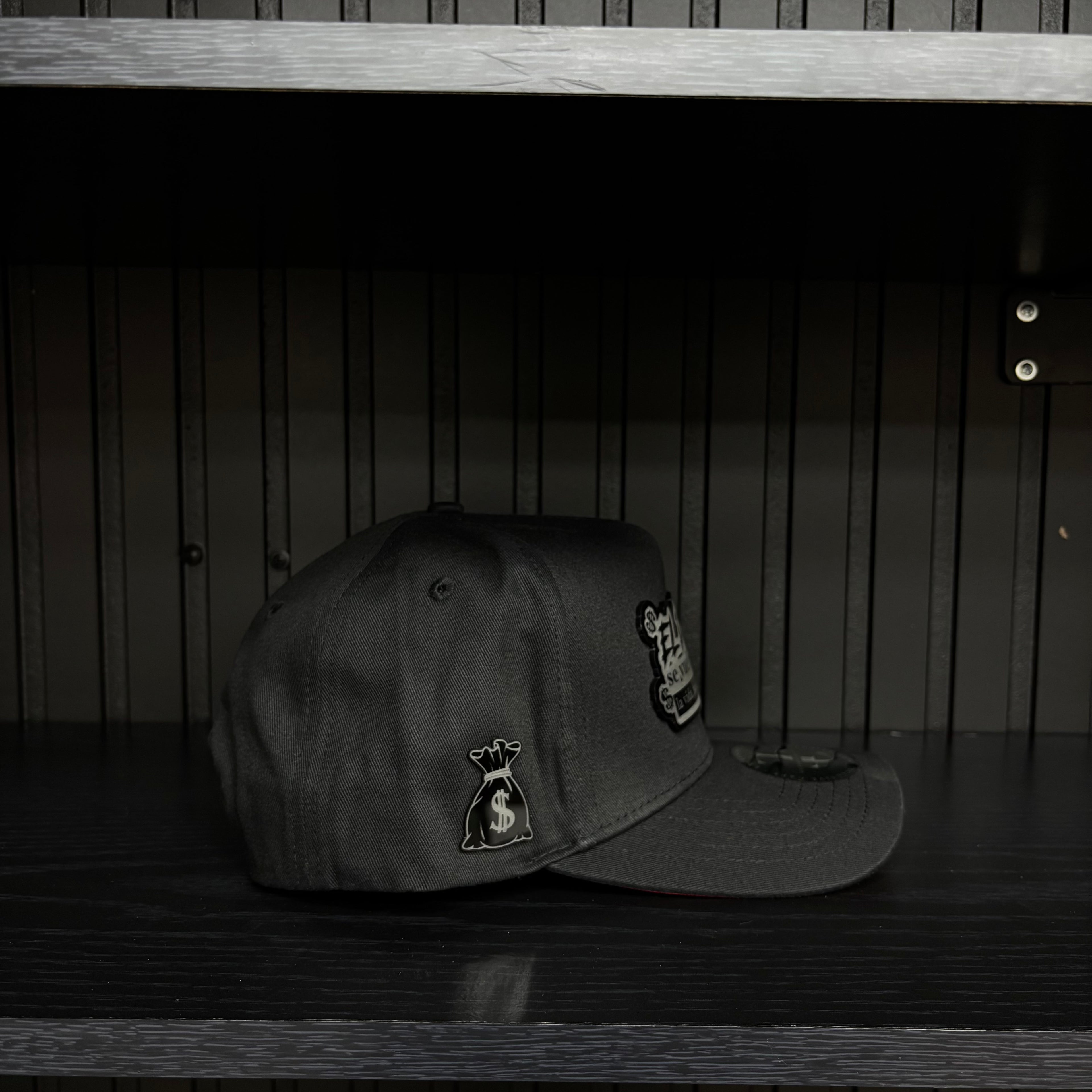 El Dinero se Vuelve a Ganar SnapBack Hat-Negra vicera Roja
