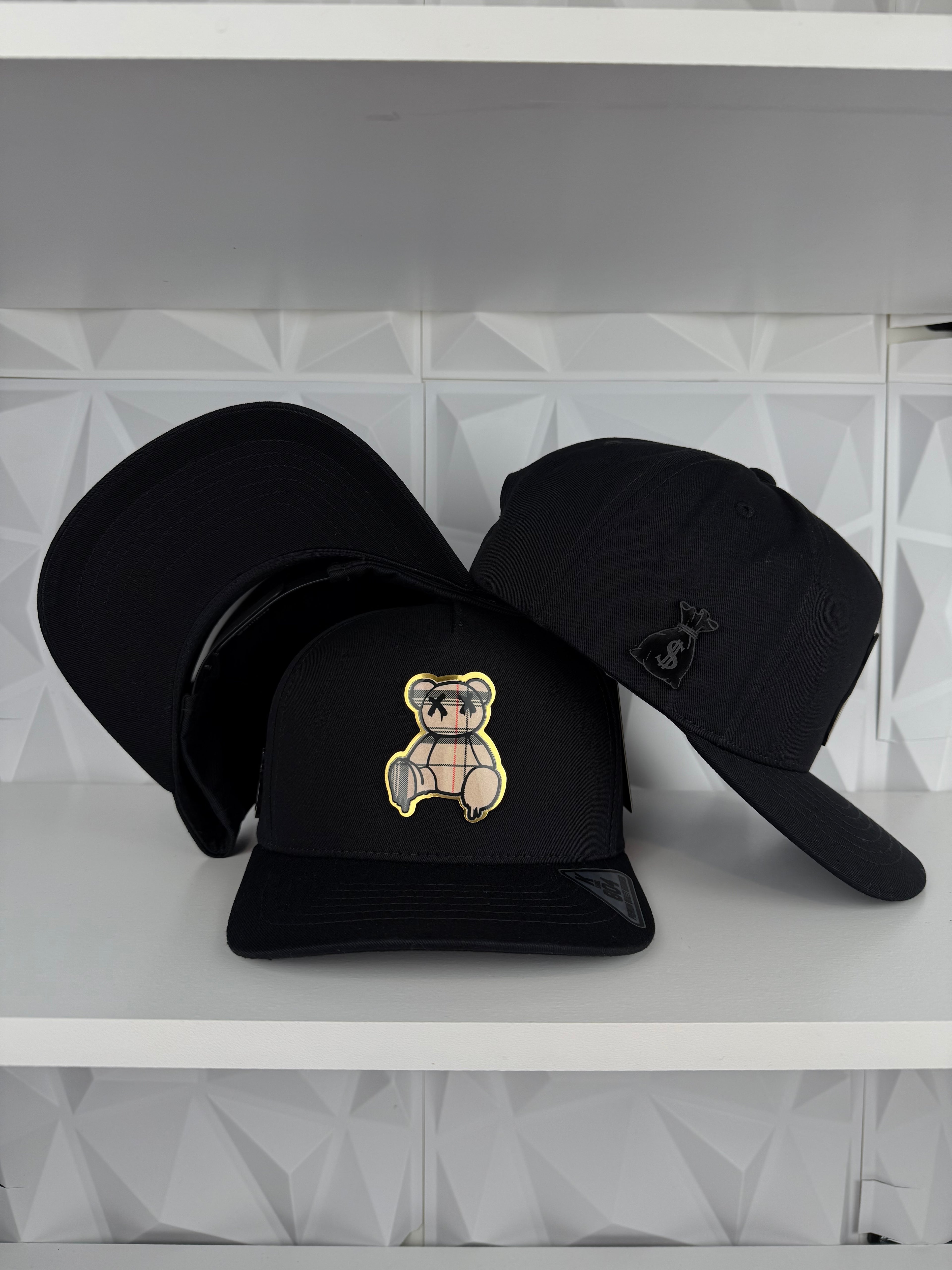 Osito Placa SnapBack Gorra- Negra