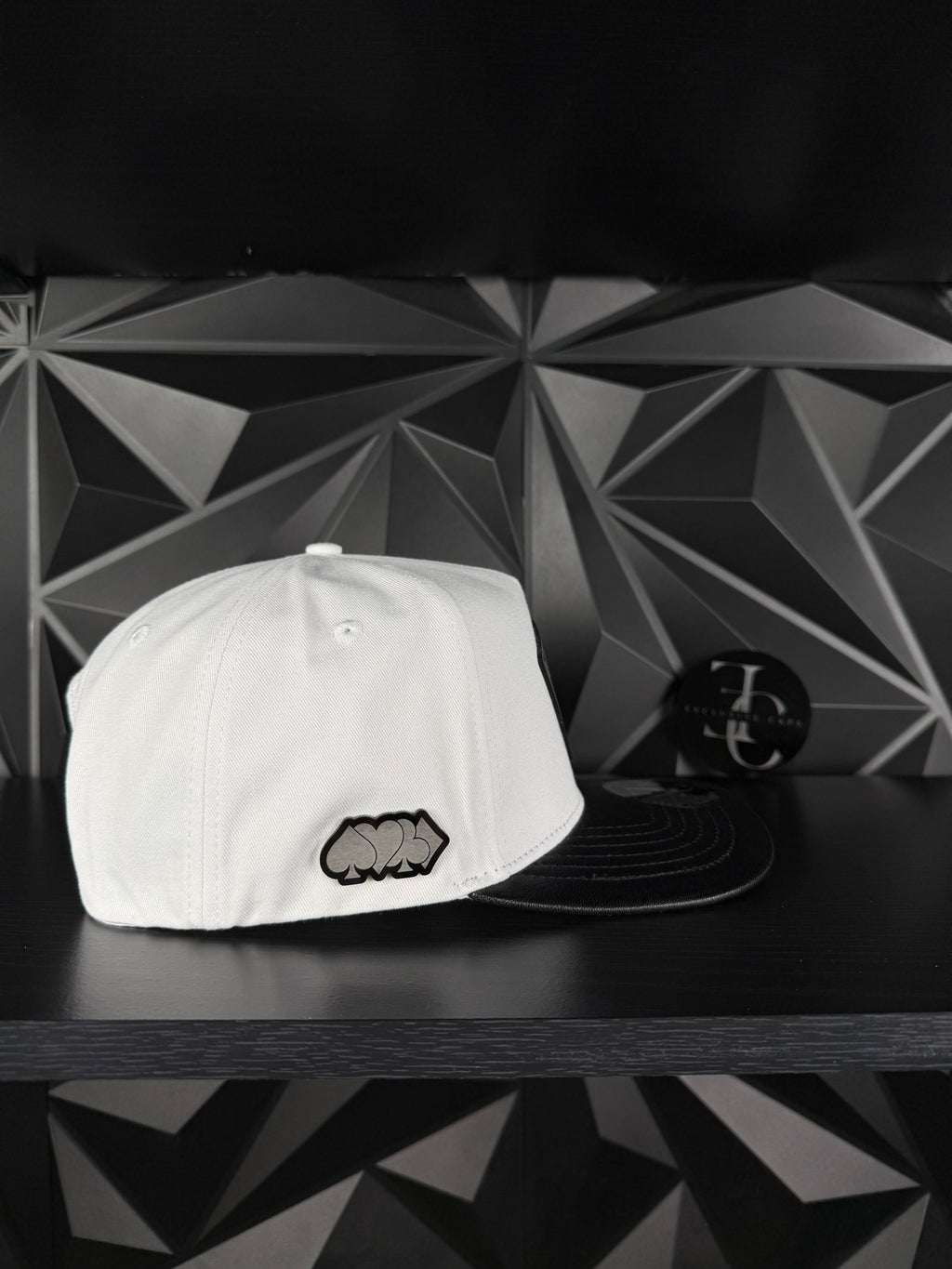 Exclusive caps poker SnapBack hat-white/leather brim