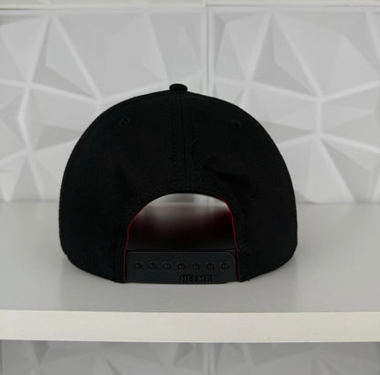 Black Panter Plate SnapBack Gorra- Negra/Roja