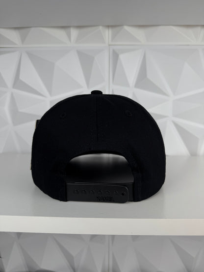 Osito Placa SnapBack Gorra- Negra