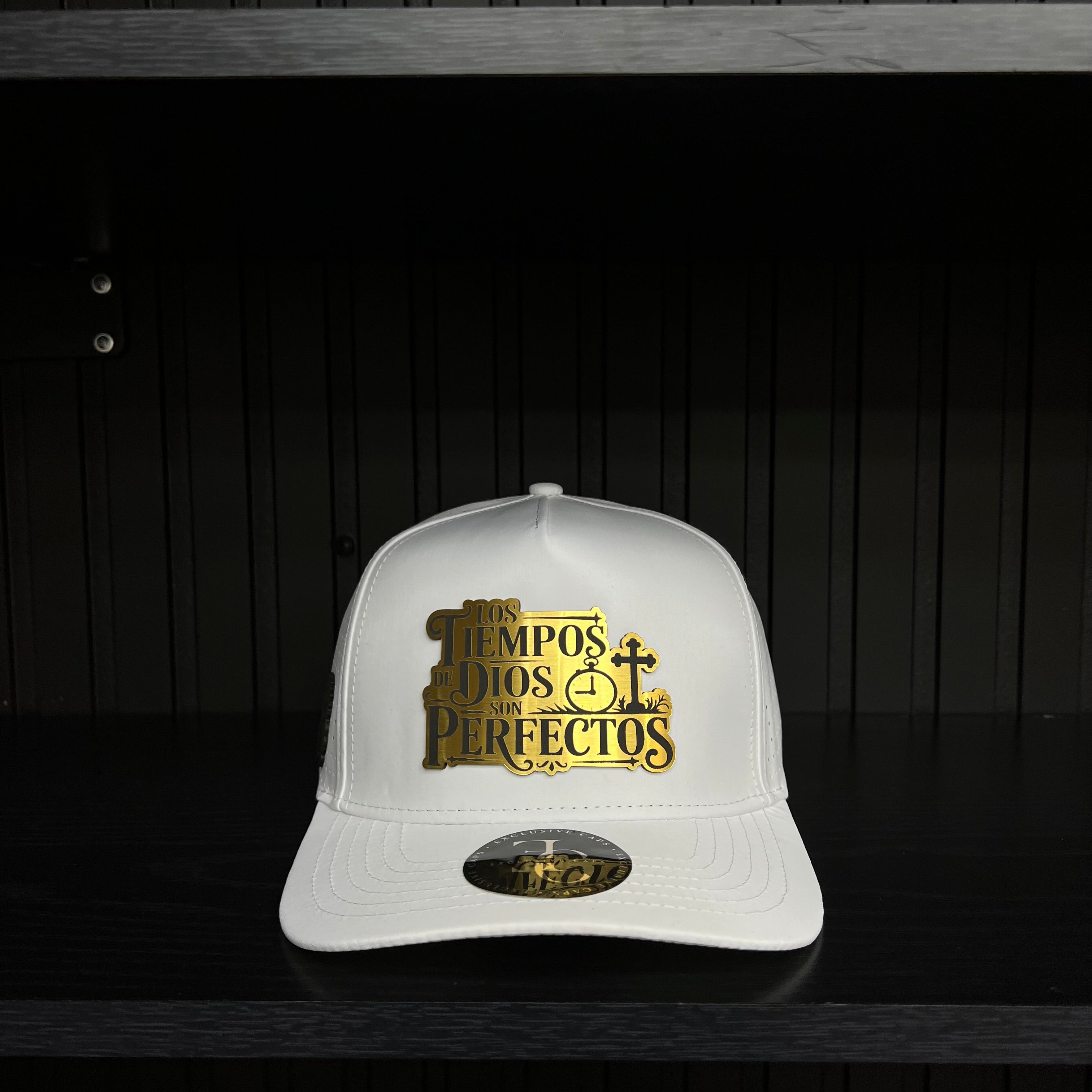 Los tiempos de Dios Gold Plate SnapBack hat