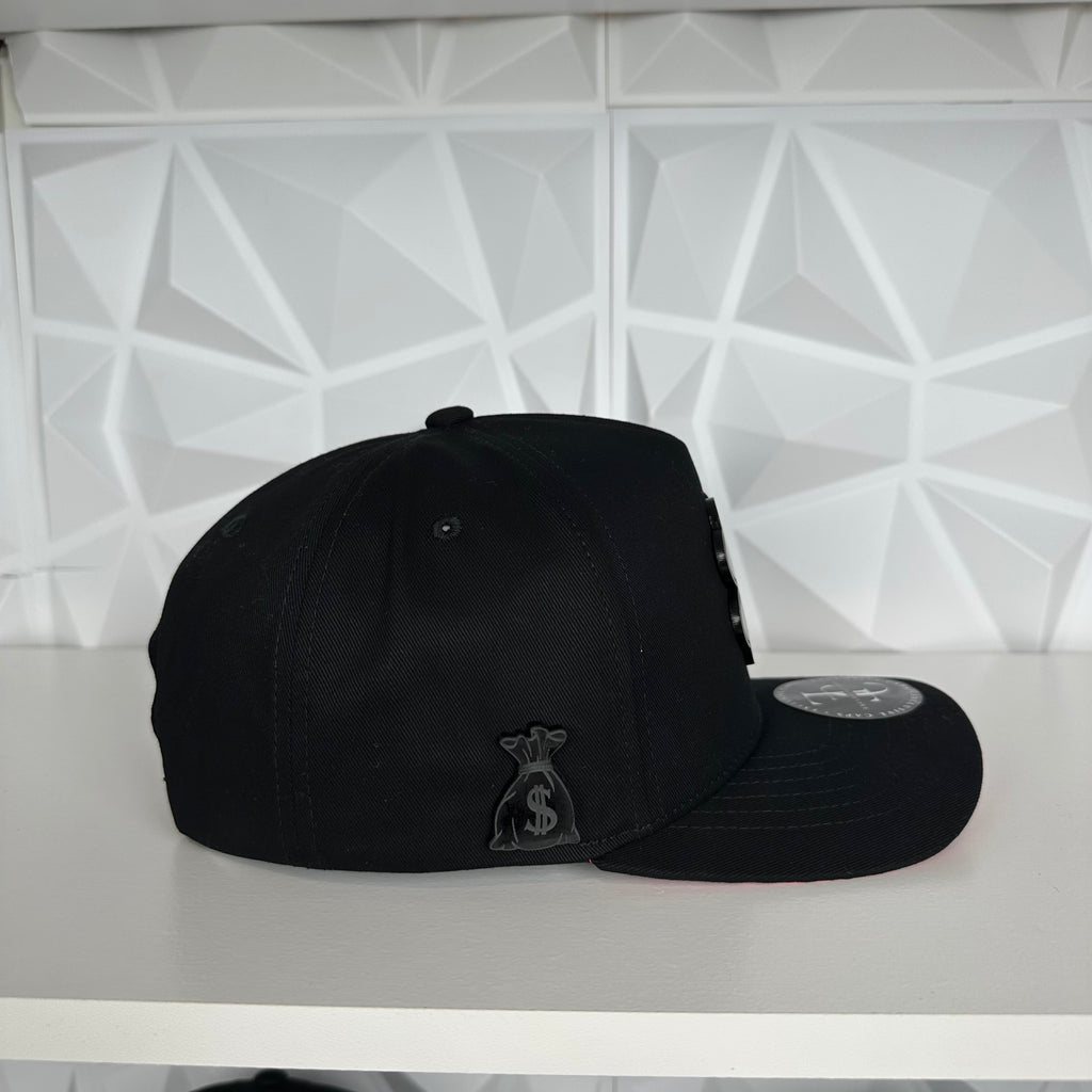 Trébol Placa SnapBack Gorra- Negra/Roja