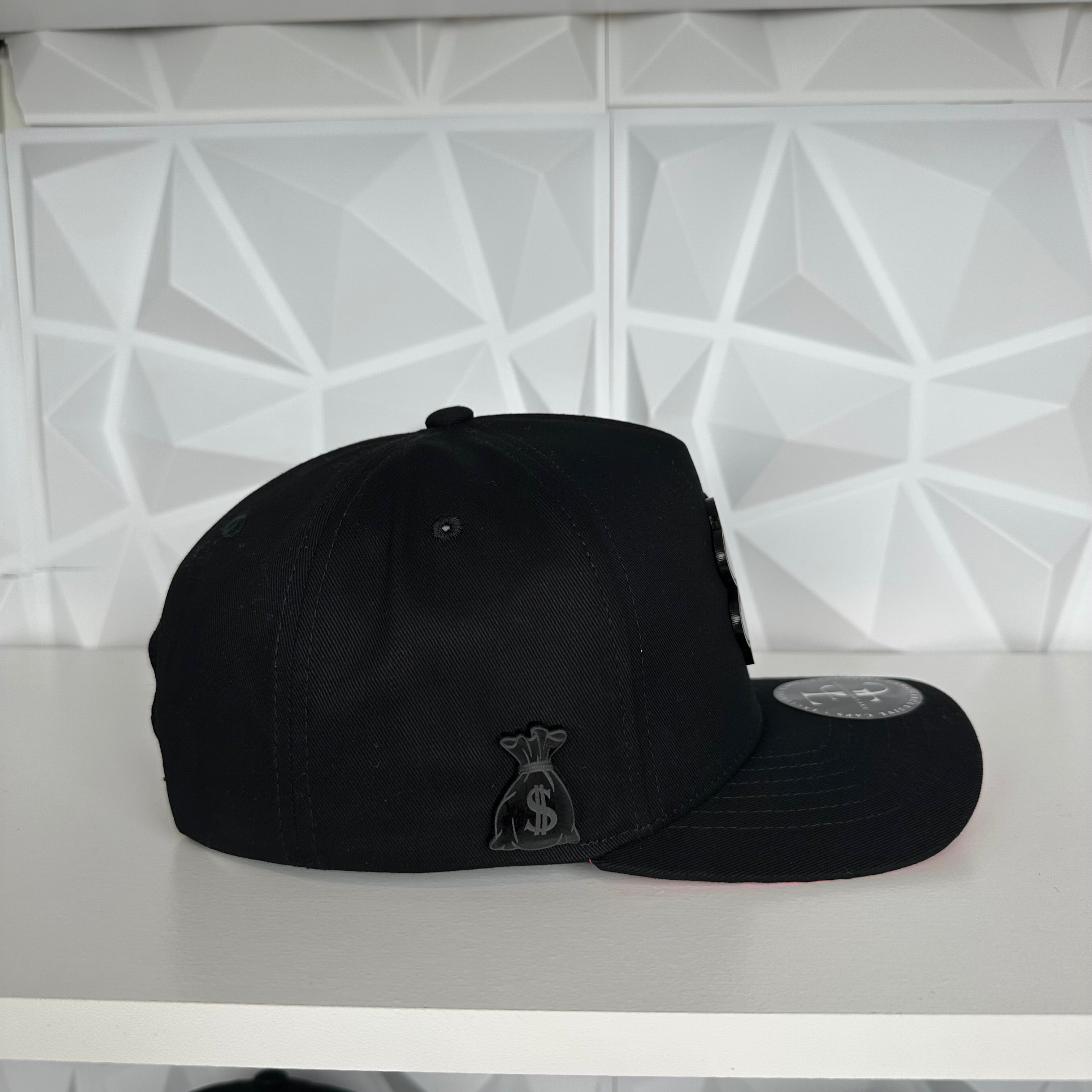 Trébol Placa SnapBack Gorra- Negra/Roja