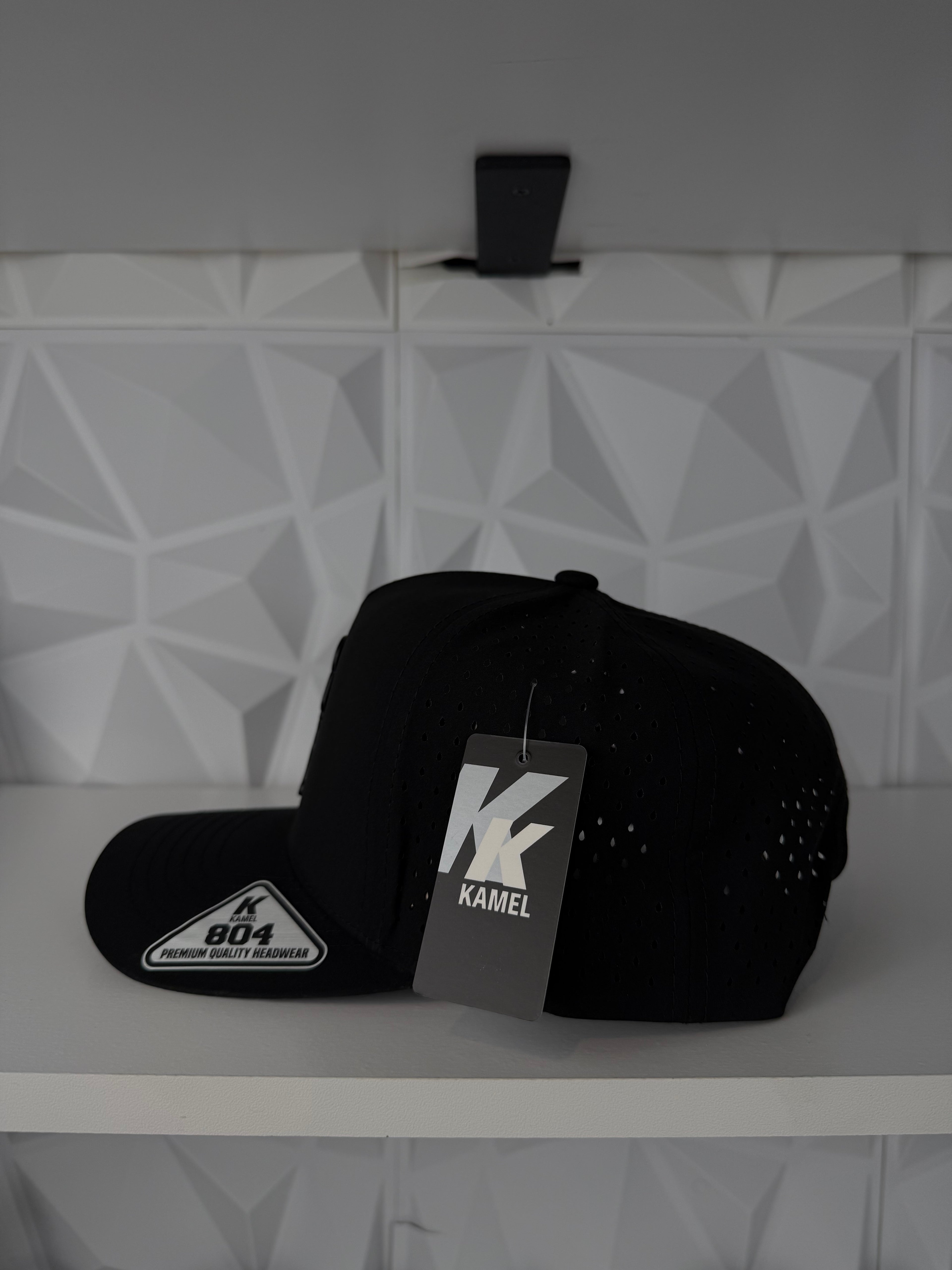 San Judas Placa Dorada SnapBack Gorra-Negra hydro
