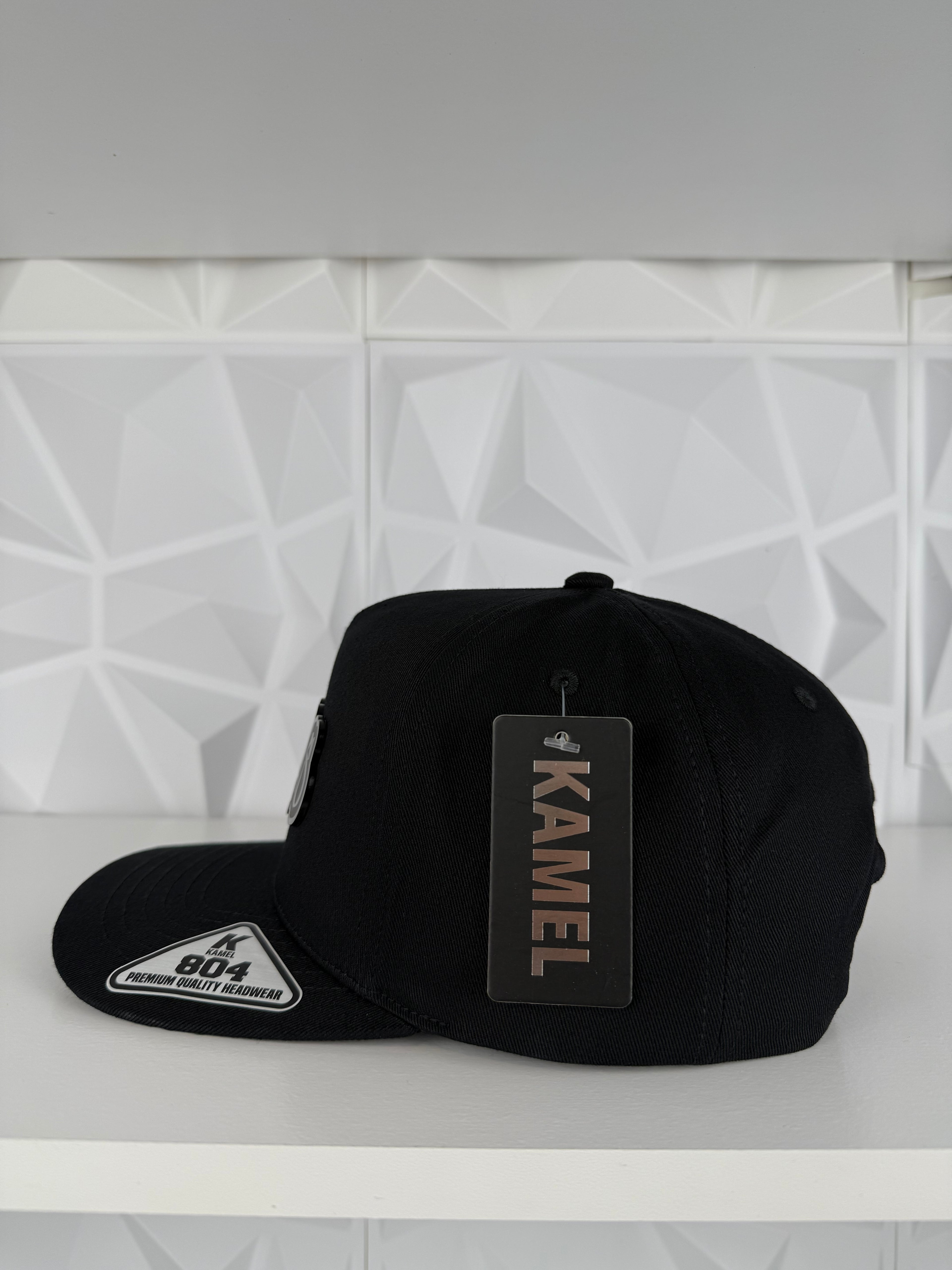TRAKAS Placa SnapBack Gorra- Negra