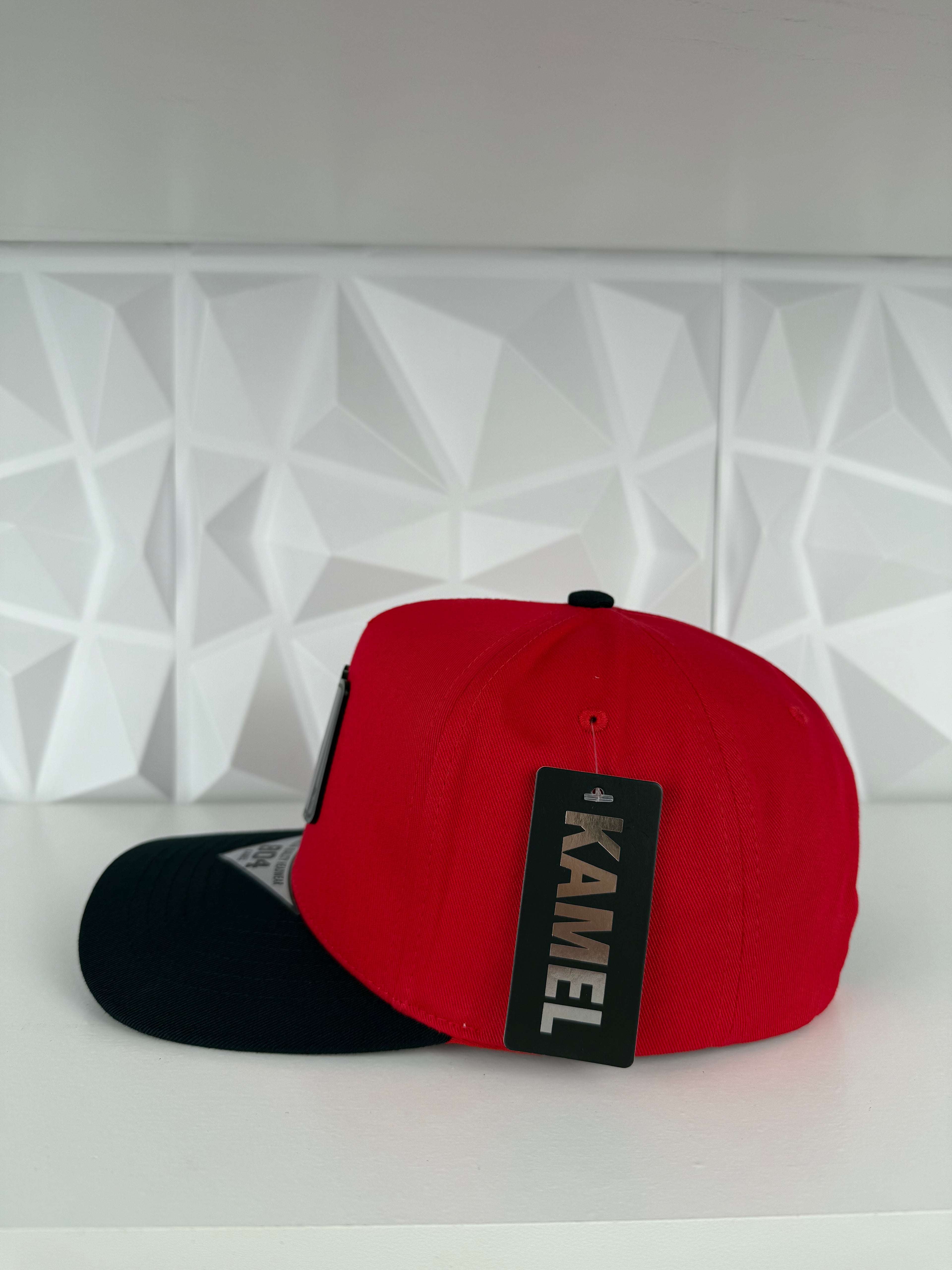 Poker Placa SnapBack gorra-roja/negra