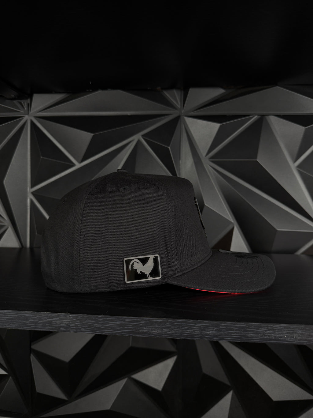 Exclusive Caps Gallo Negro SnapBack Hat - Black/Red