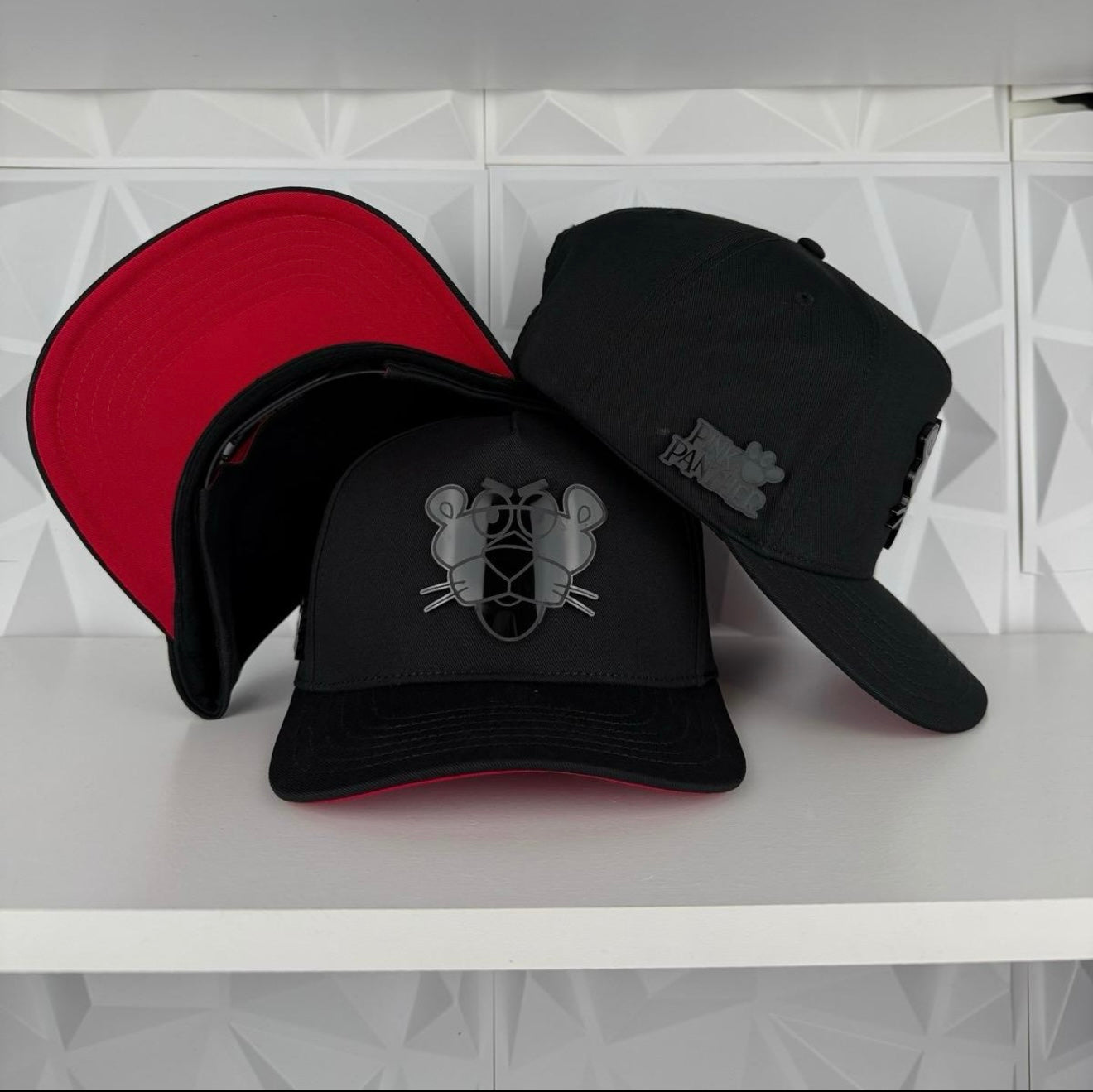 Black Panter Plate SnapBack Gorra- Negra/Roja
