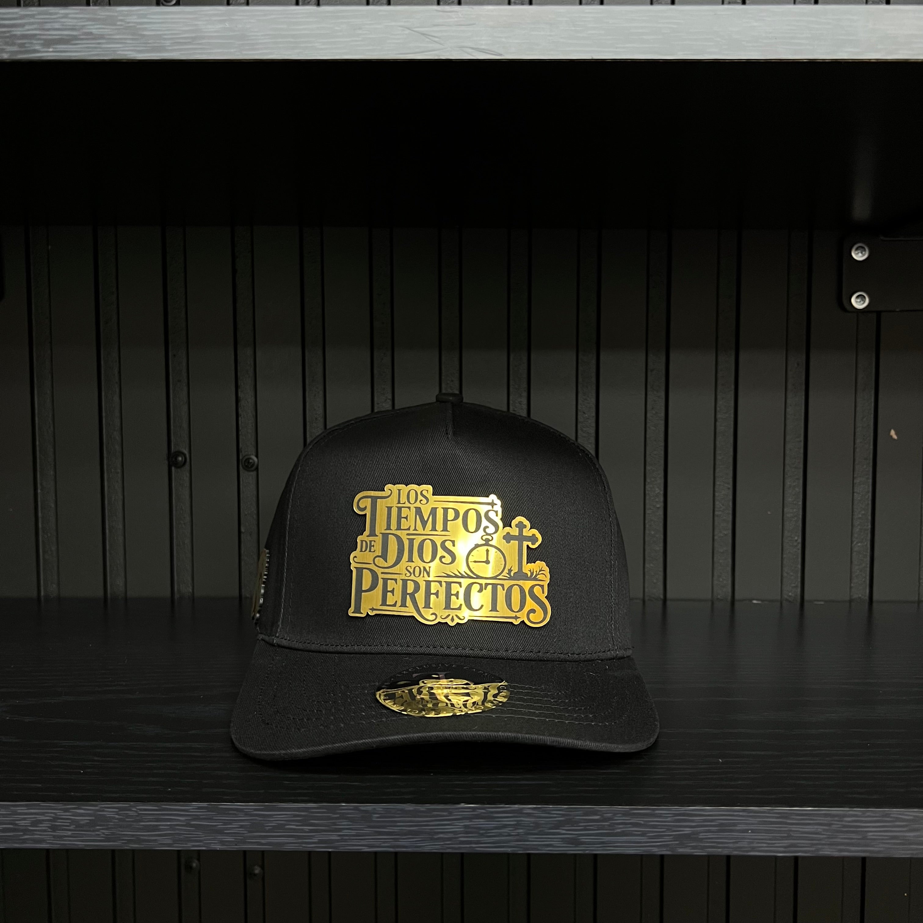 Los tiempos de Dios Gold Plate SnapBack hat