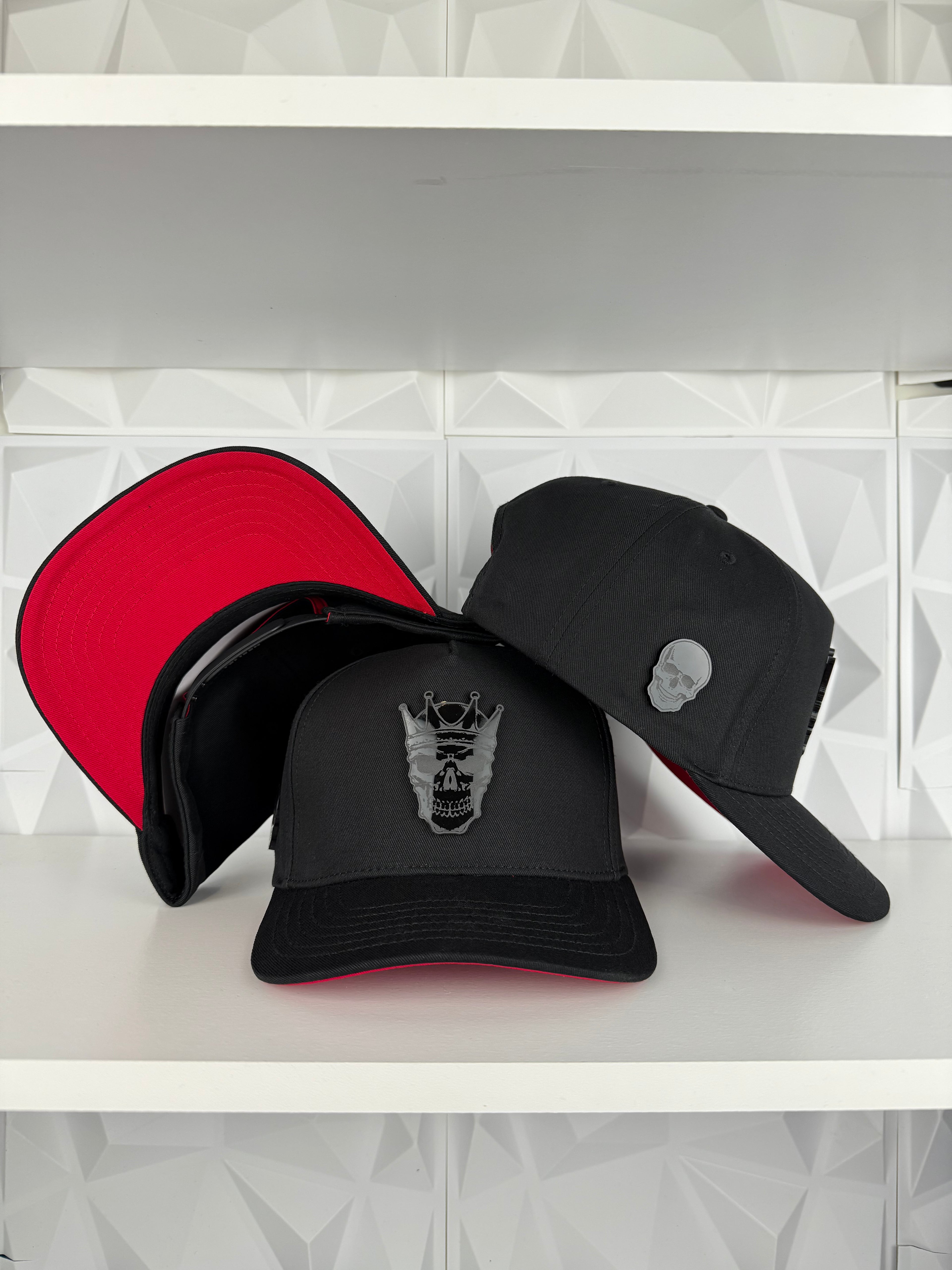 Skull Plate SnapBack Gorra- Negra/Roja