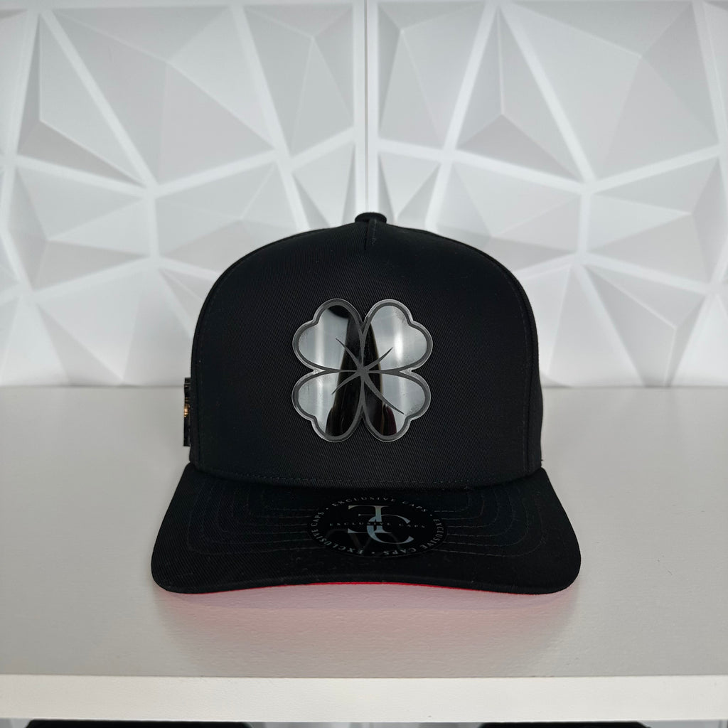 Trébol Placa SnapBack Gorra- Negra/Roja