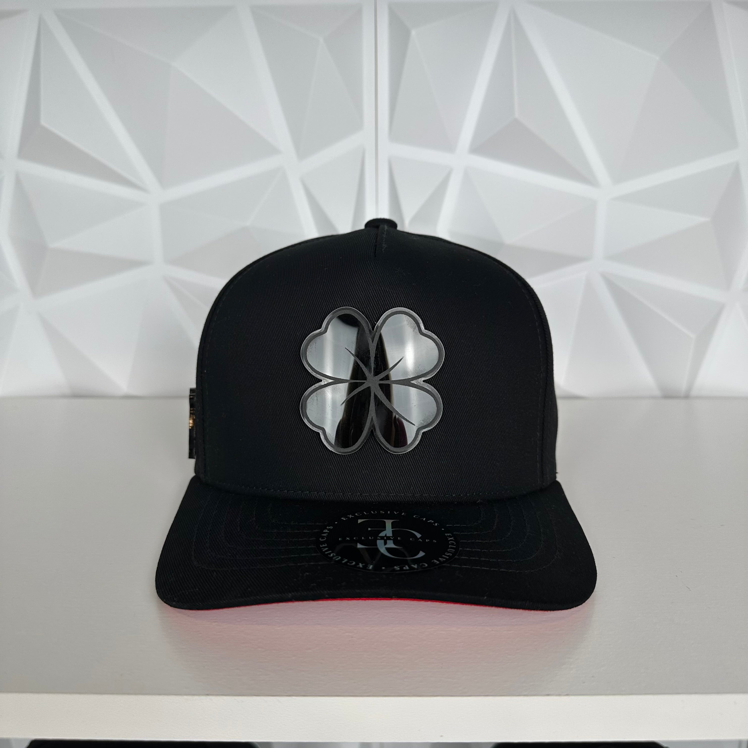 Trébol Placa SnapBack Gorra- Negra/Roja