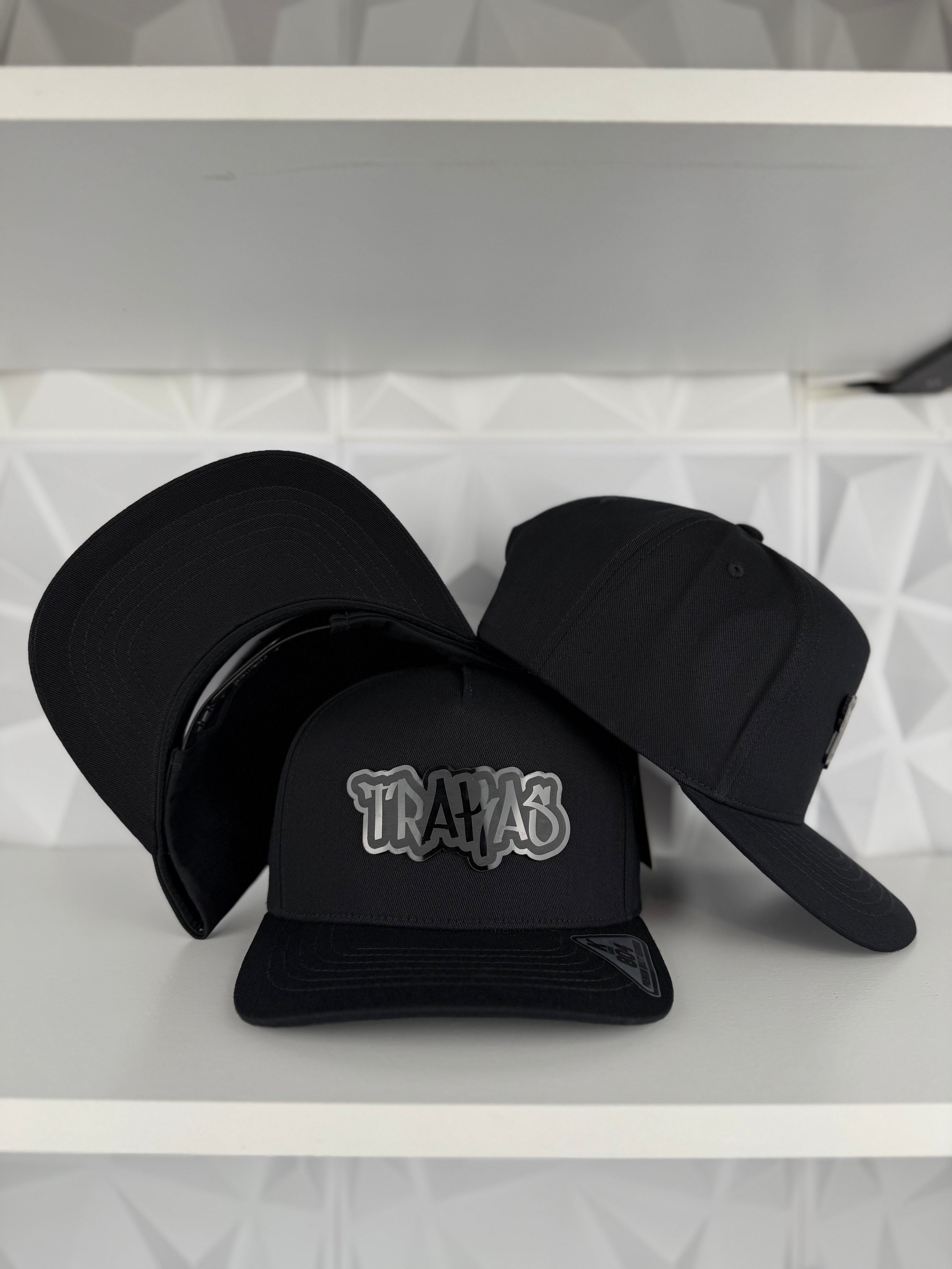 TRAKAS Placa SnapBack Gorra- Negra