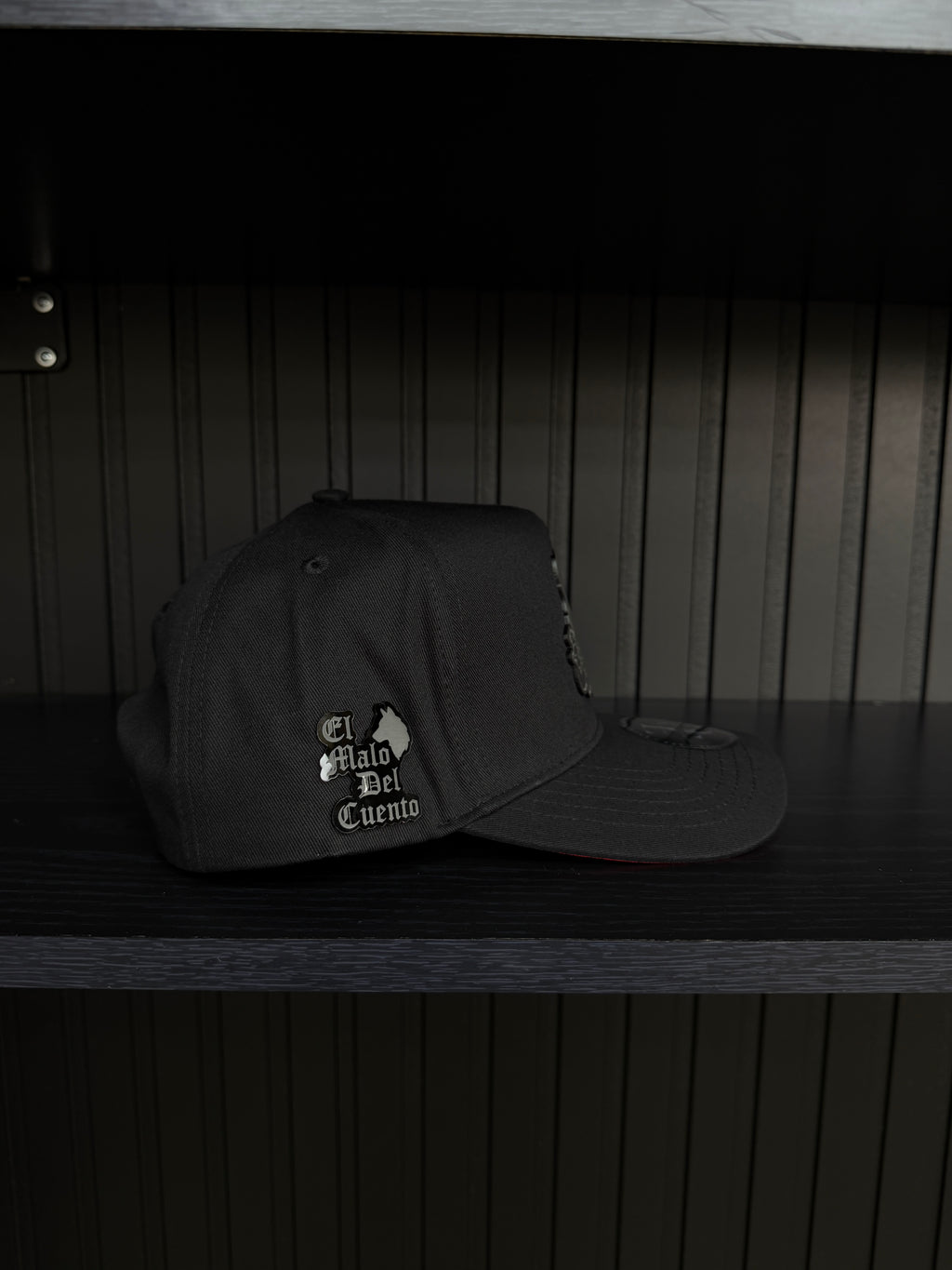 Exclusive Caps El Malo del Cuento Plate SnapBack Hat-Black/Red cotton