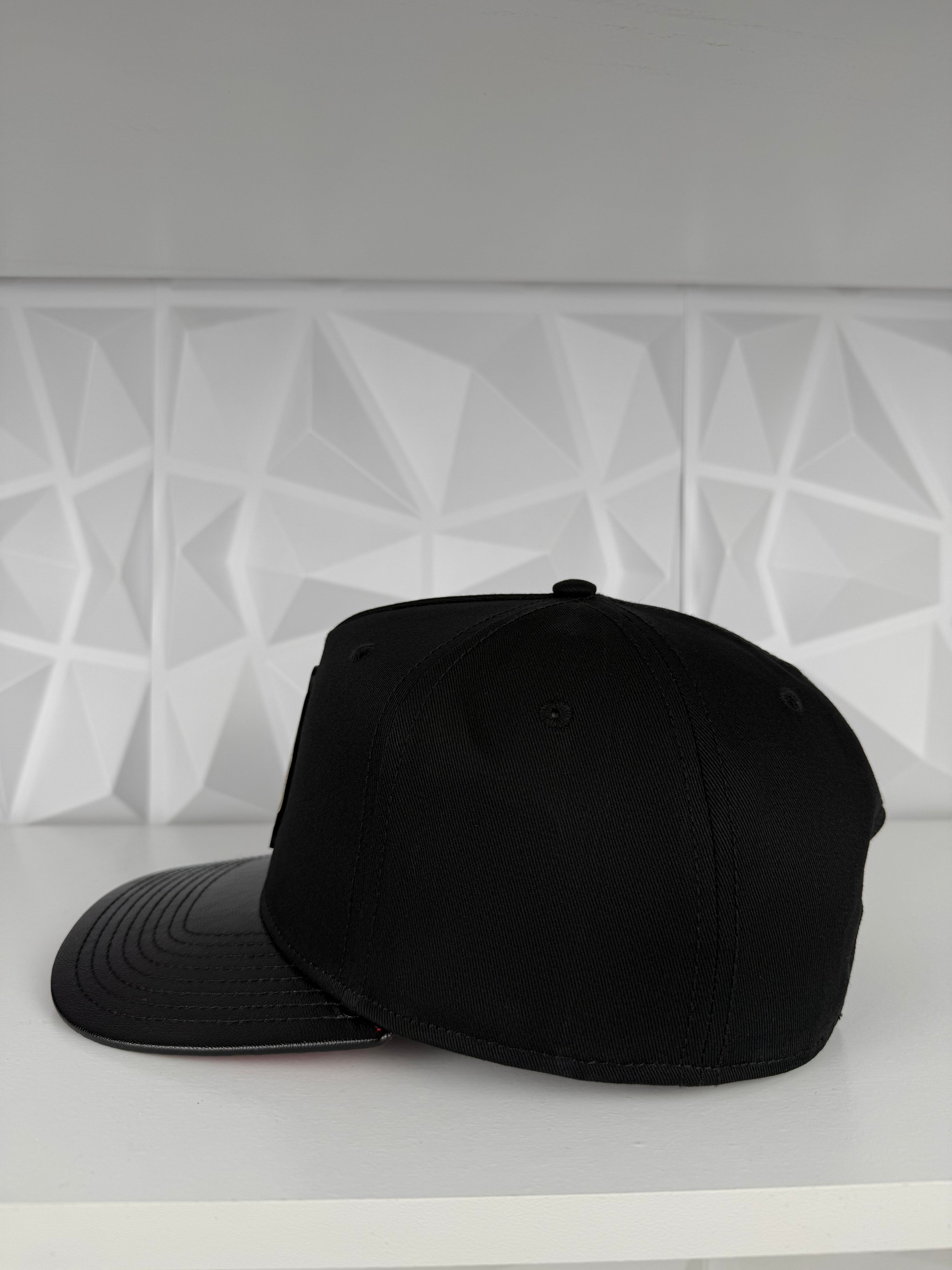 Nini 19 SnapBack Gorra-Negra/Piel/Roja