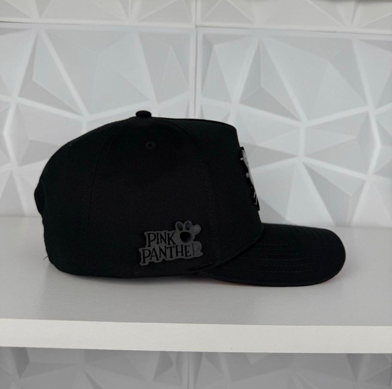 Black Panter Plate SnapBack Gorra- Negra/Roja