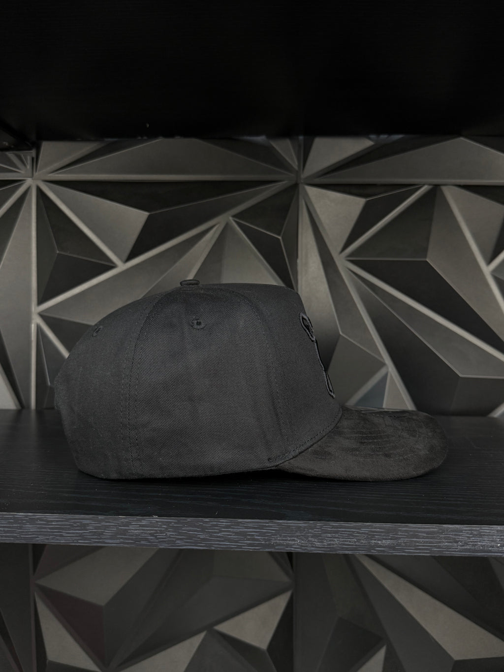 Edipo flechas SnapBack hat-black suede visor