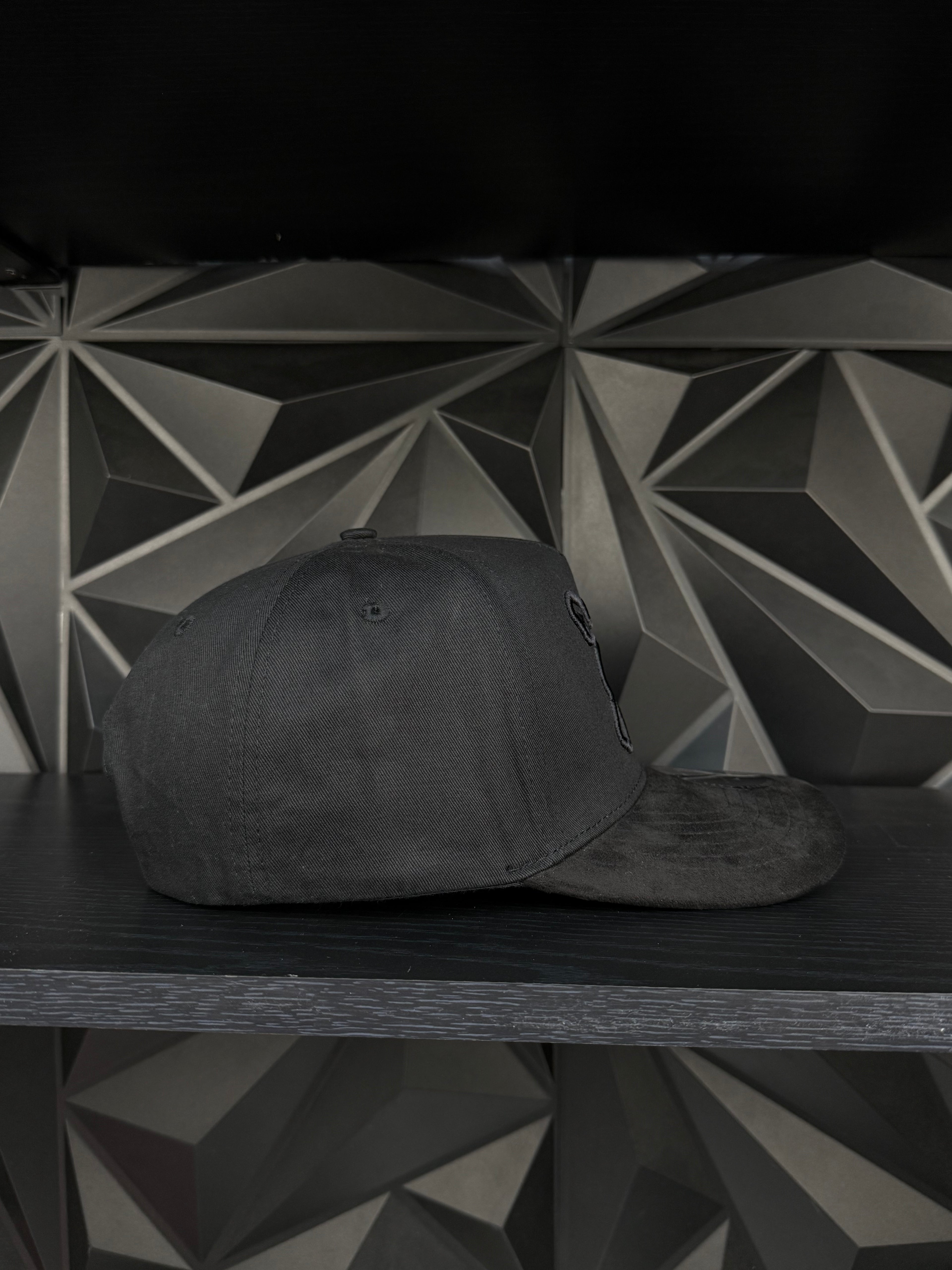 Edipo flechas SnapBack hat-black suede visor