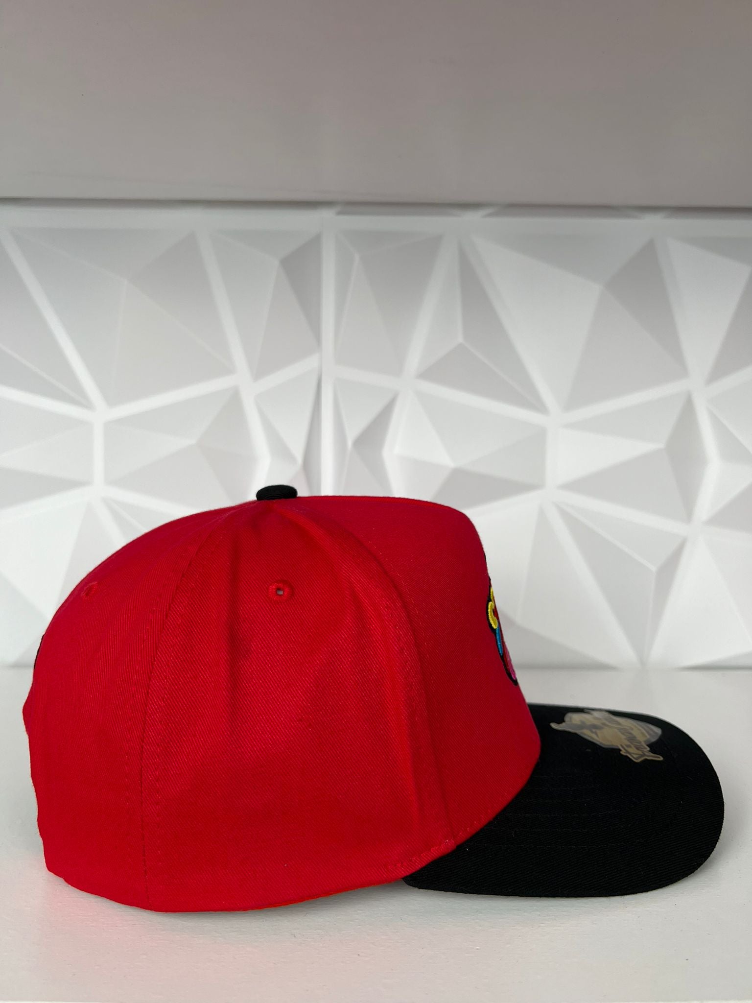 El Rey SnapBack gorra- roja/negra