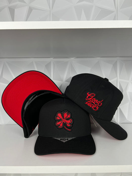 Trébol rojo SnapBack gorra- negra/roja