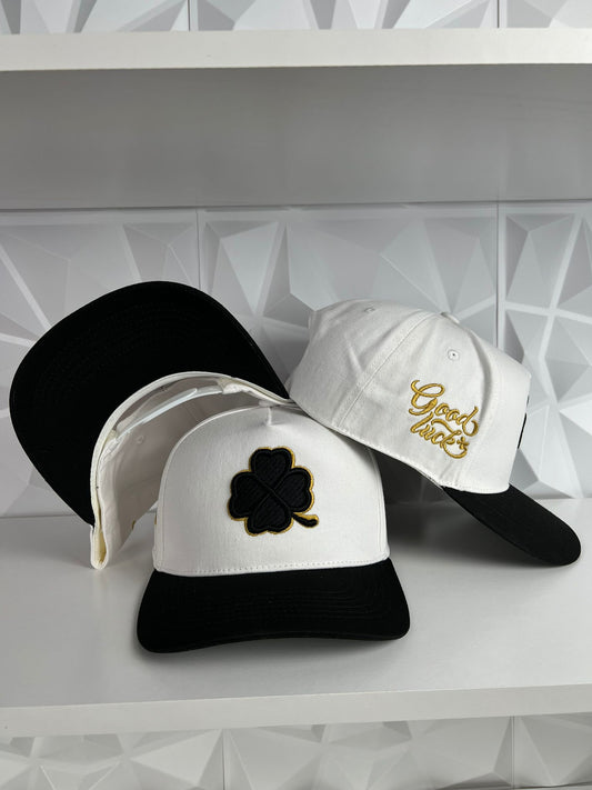 Trébol SnapBack gorra- blanca/negra