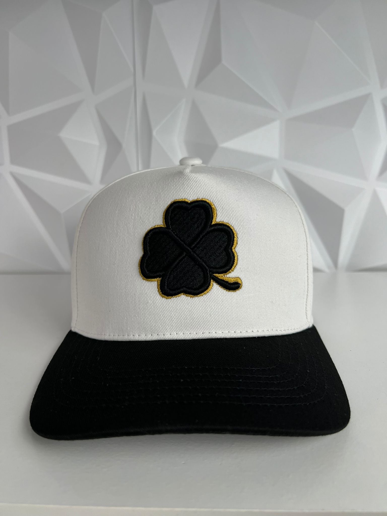 Trébol SnapBack gorra- blanca/negra