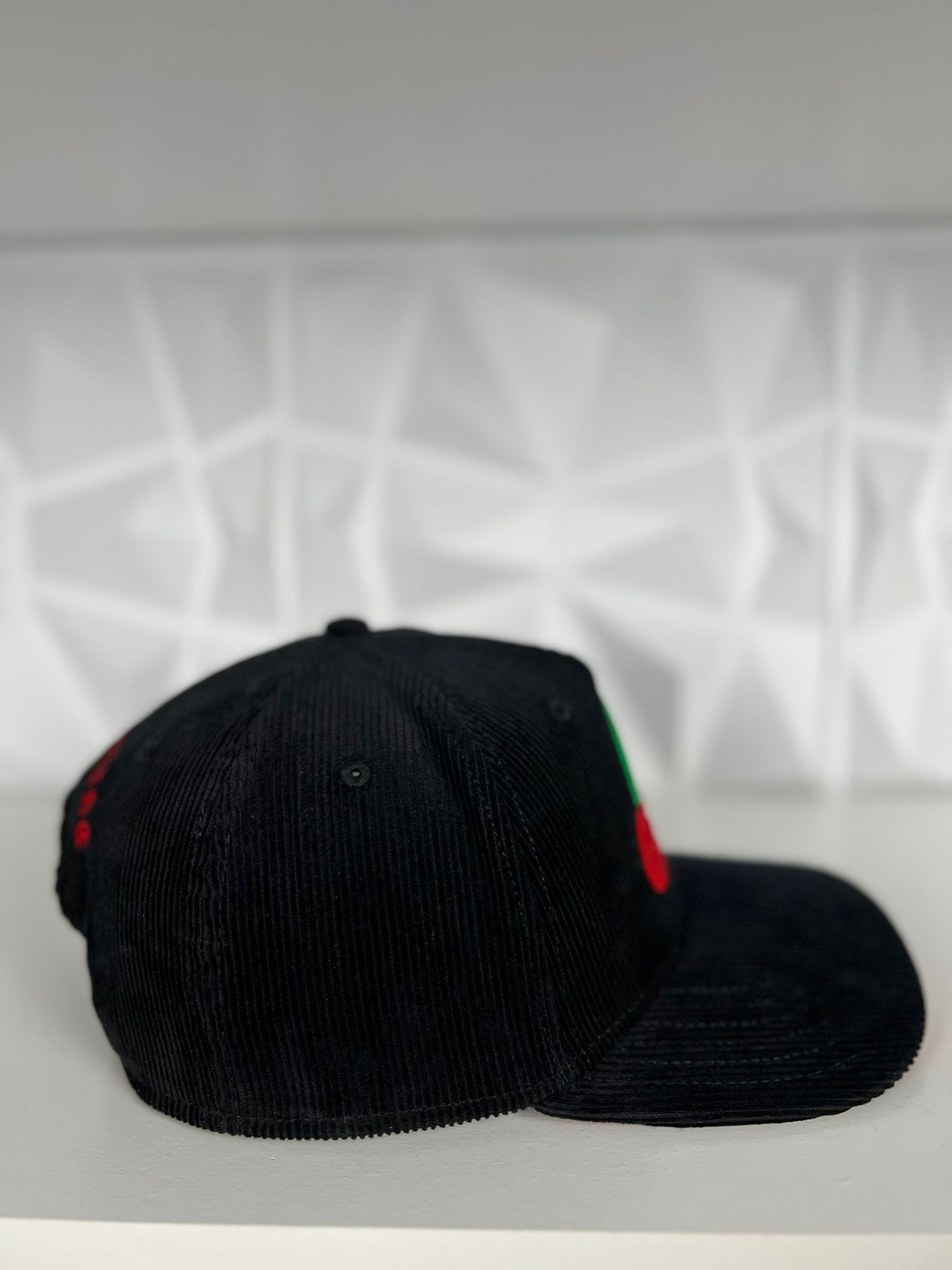 Cherry SnapBack gorra- negra/roja