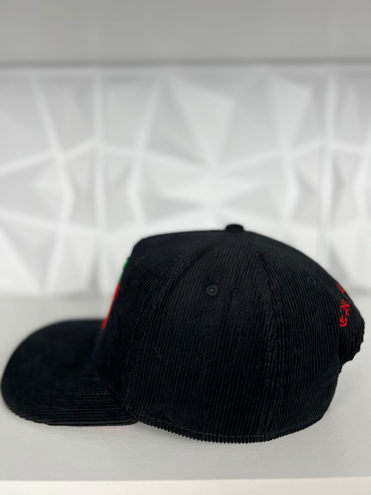 Cherry SnapBack gorra- negra/roja