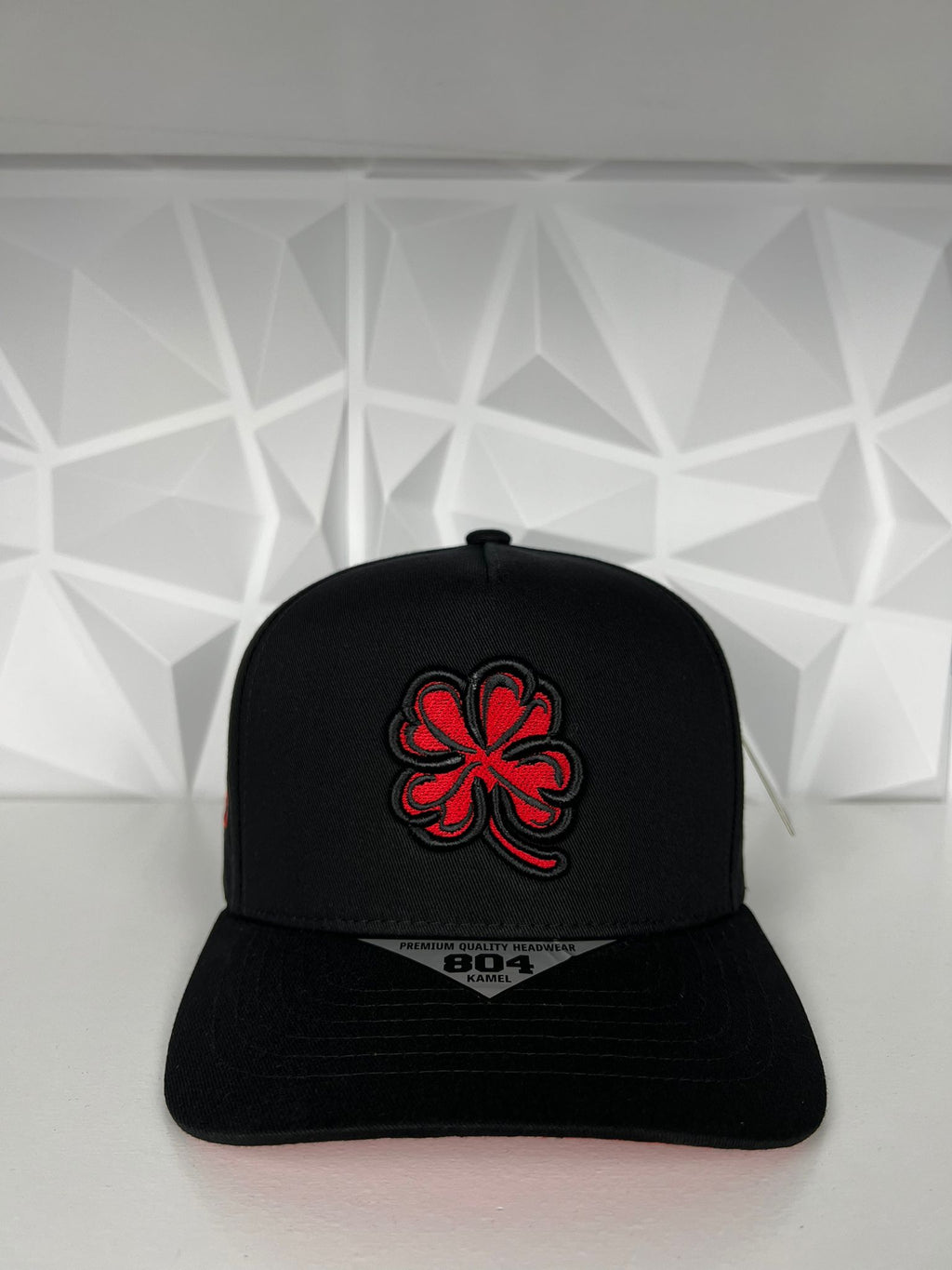 Trébol rojo SnapBack gorra- negra/roja