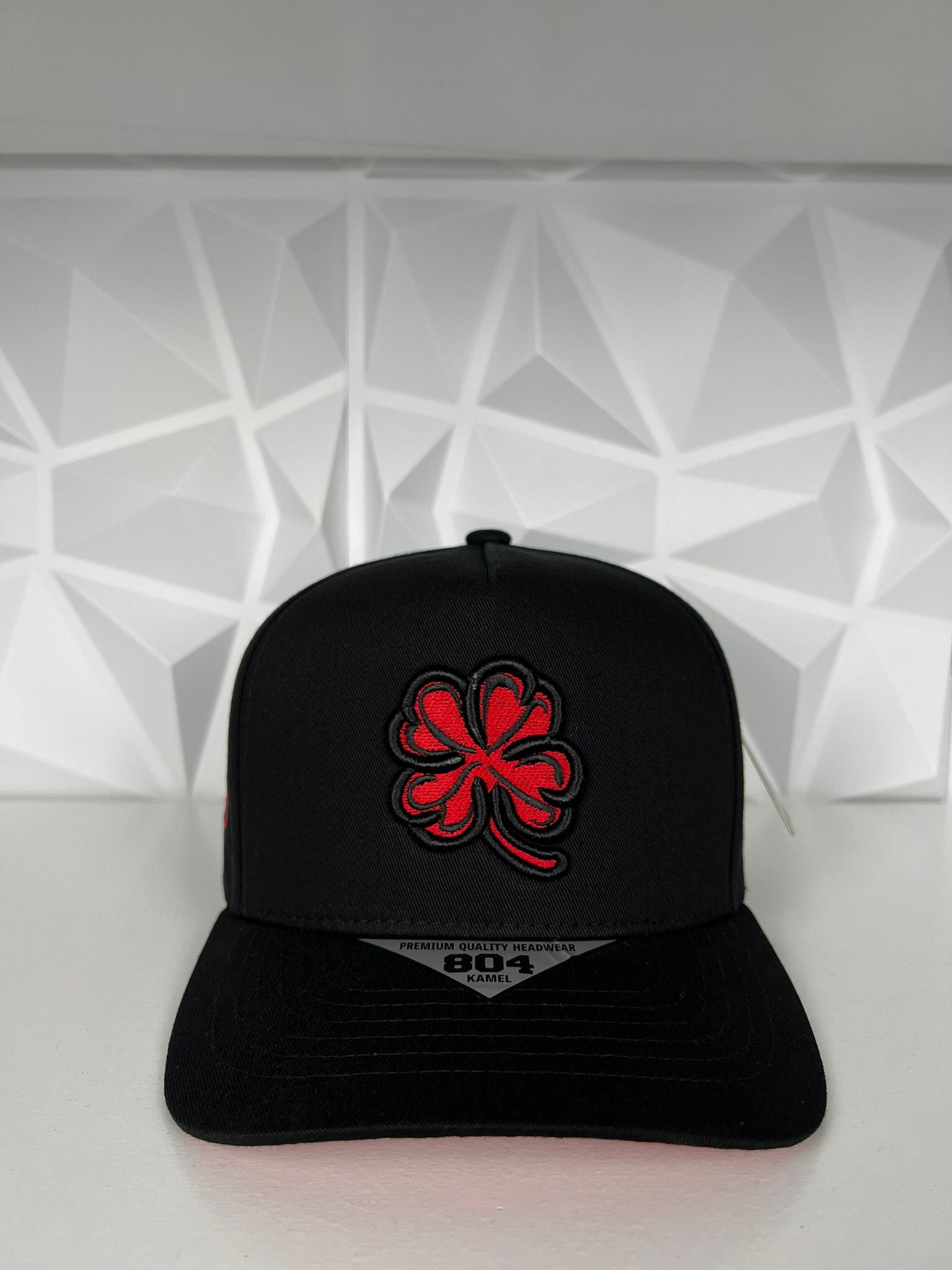 Trébol rojo SnapBack gorra- negra/roja
