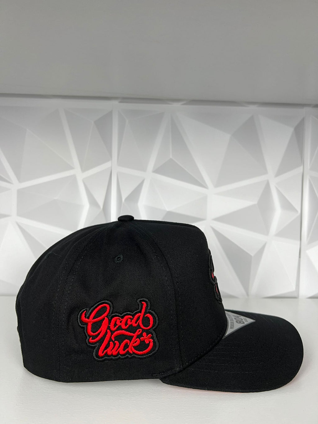 Trébol rojo SnapBack gorra- negra/roja