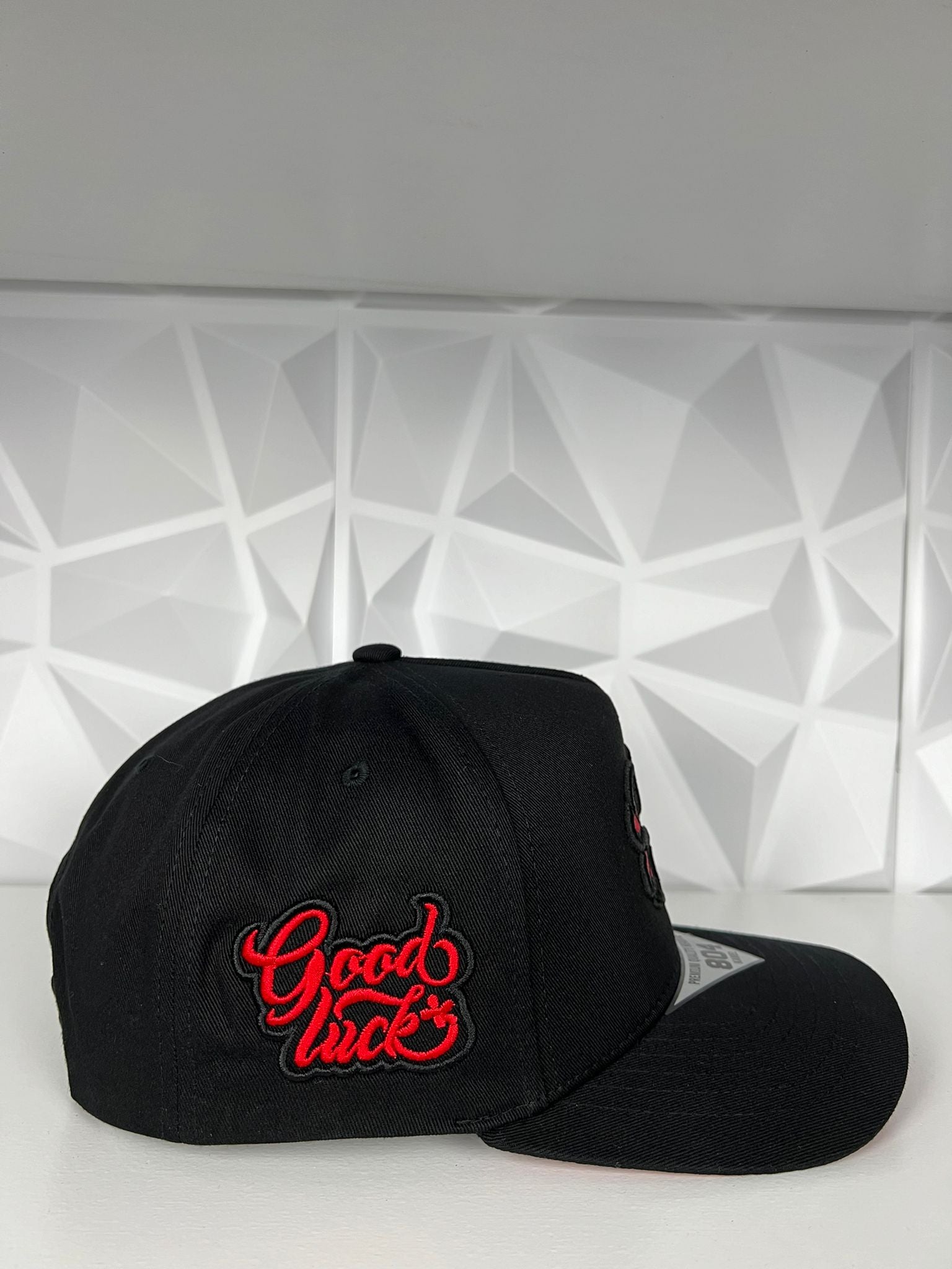 Trébol rojo SnapBack gorra- negra/roja