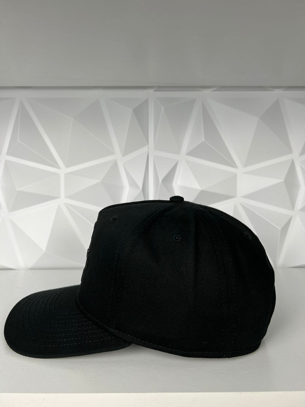 Trébol rojo SnapBack gorra- negra/roja